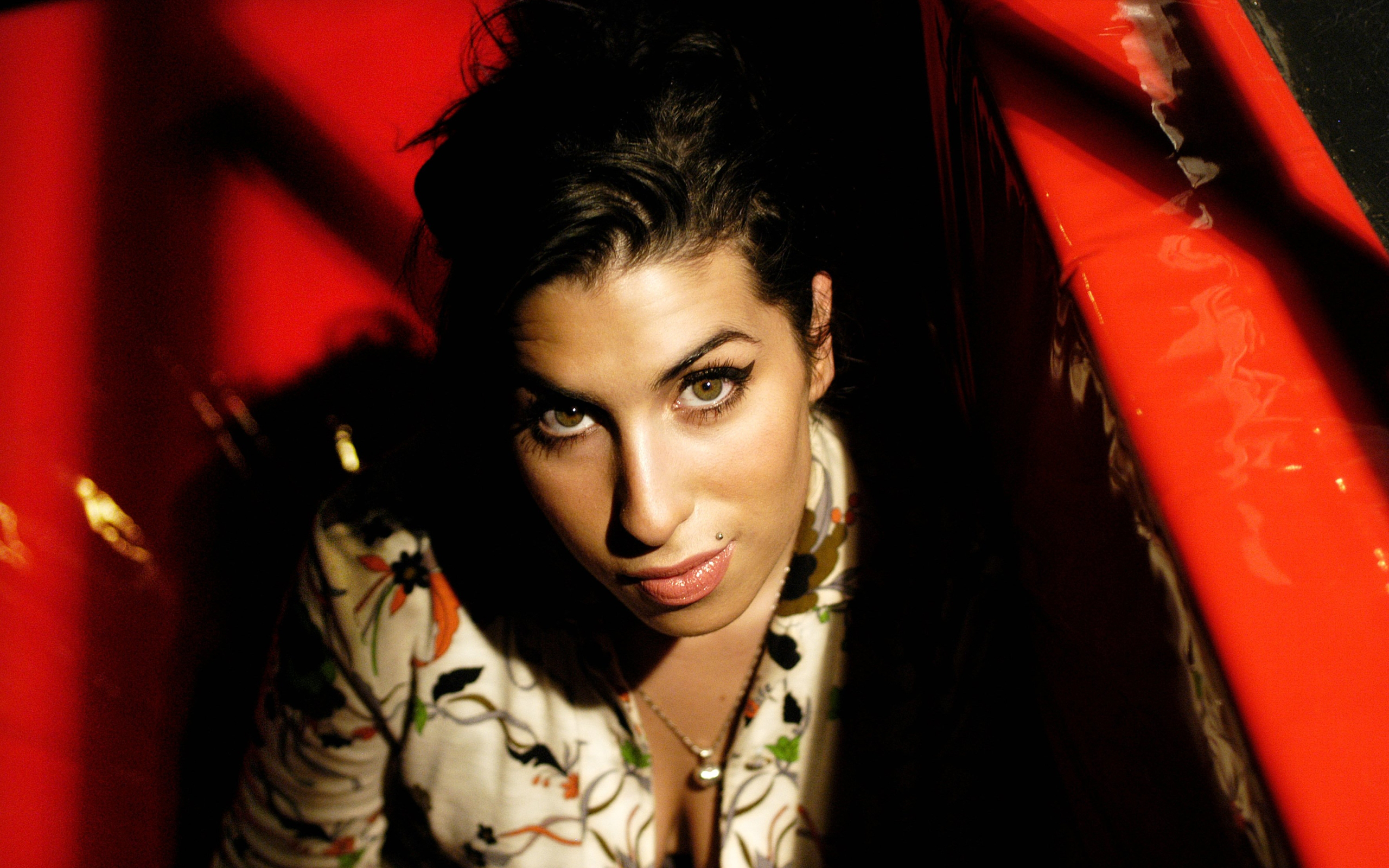 Amy Winehouse HD Wallpaper