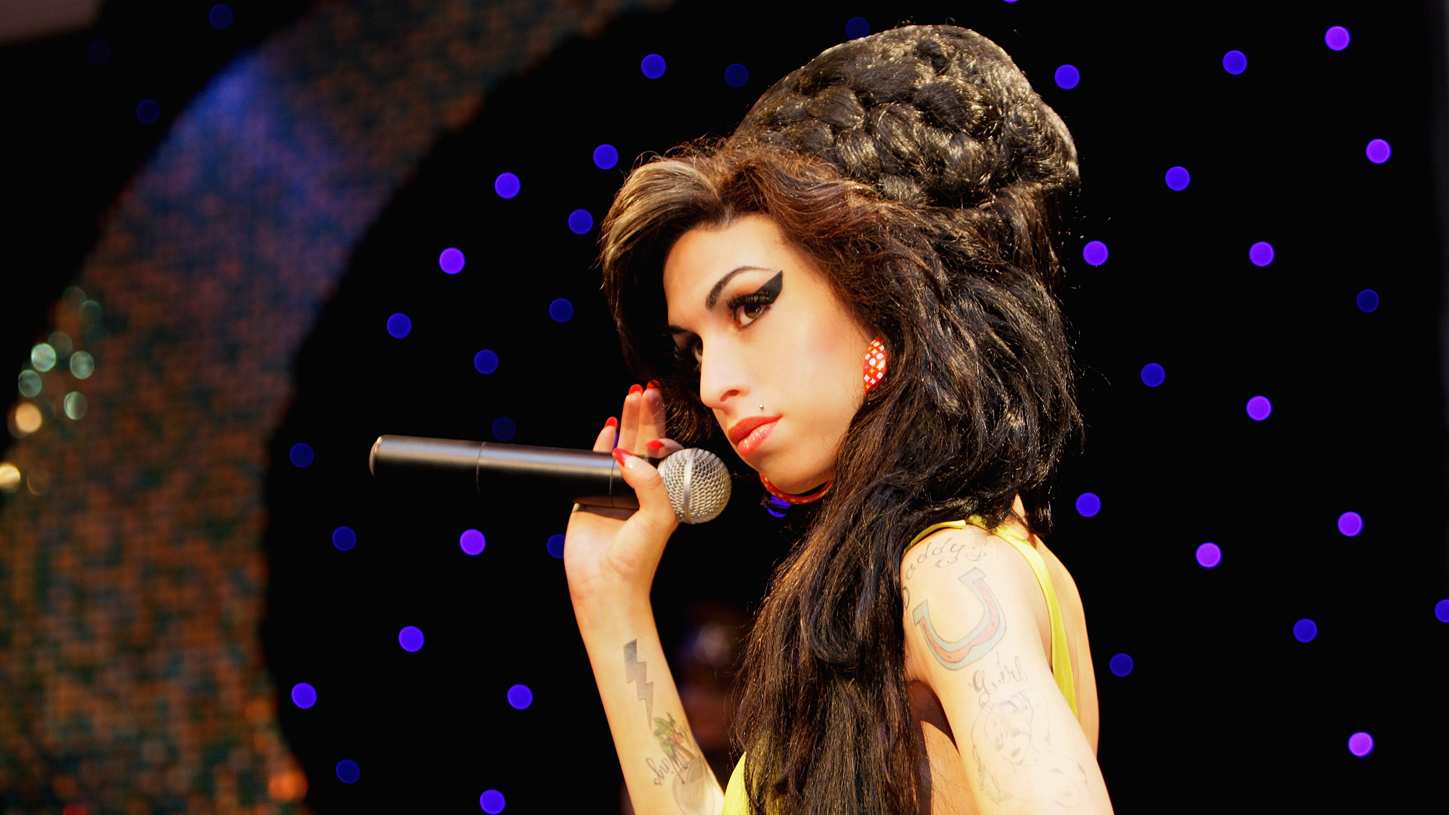 Amy Winehouse with microphone HD Wallpaper