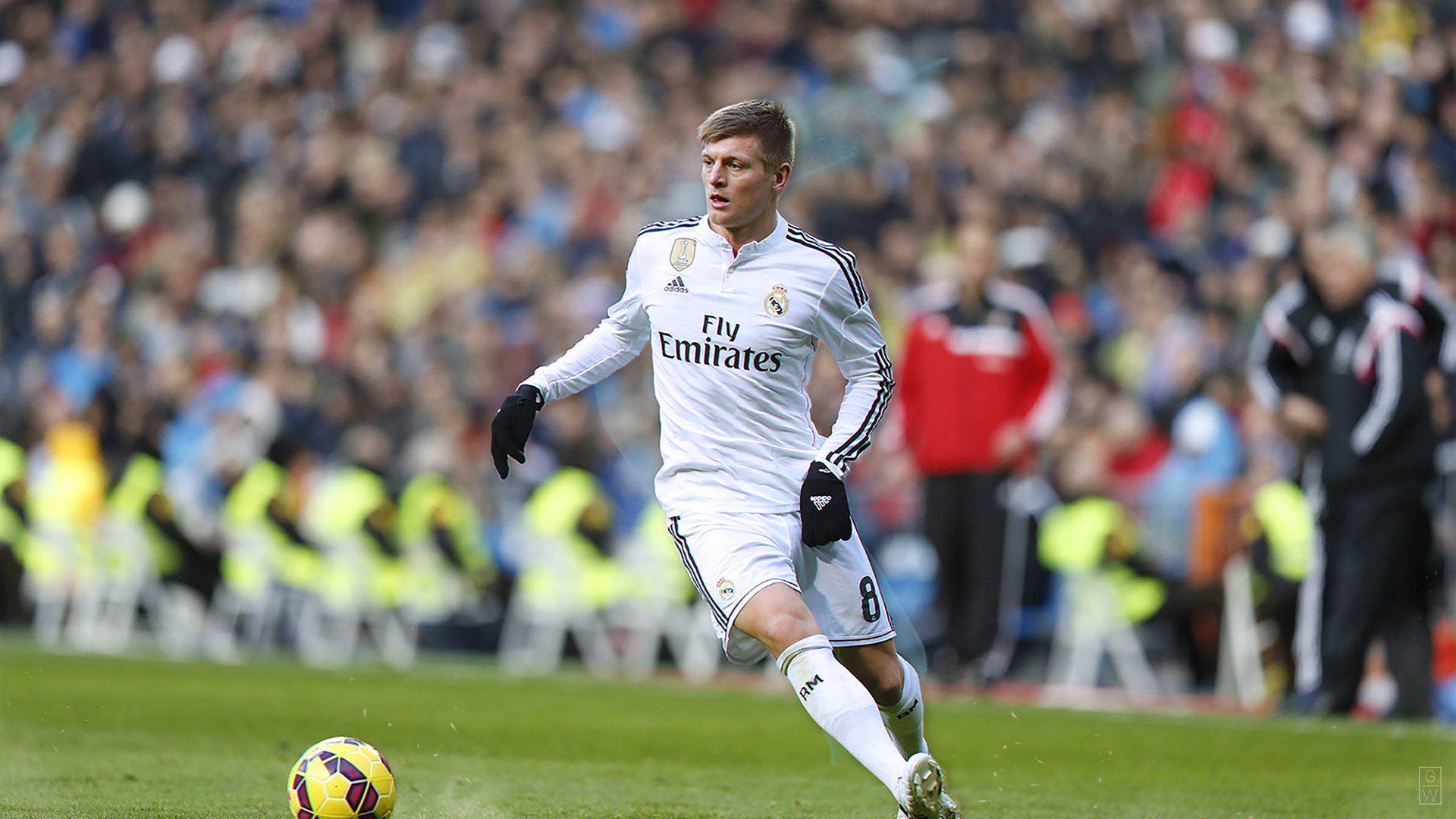 Toni Kroos playing soccer HD Wallpaper