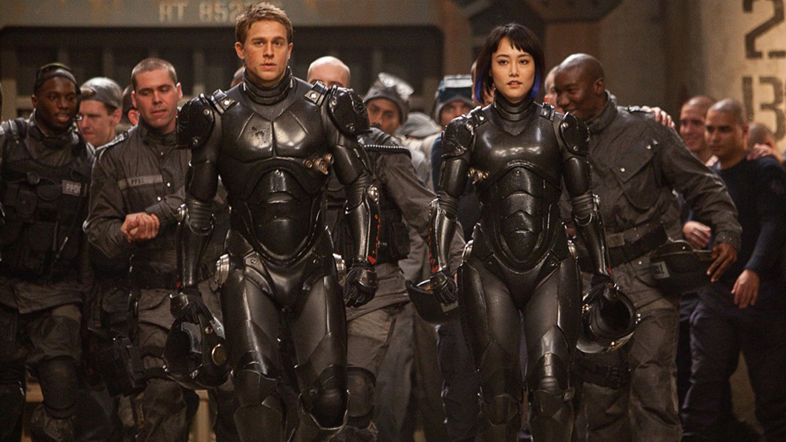 Charlie Hunnam and Rinko Kikuchi in Pacific Rim HD Wallpaper