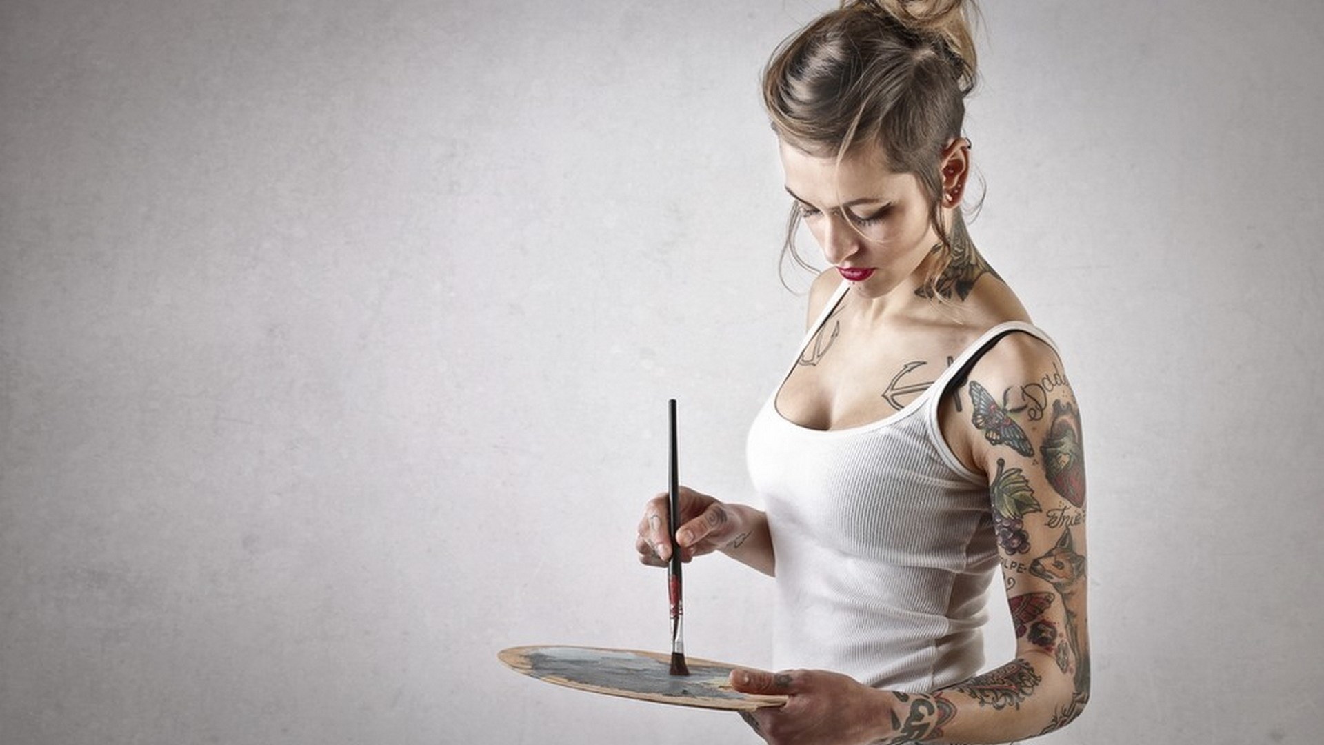 Tattooed woman holding a paintbrush and palette HD Wallpaper