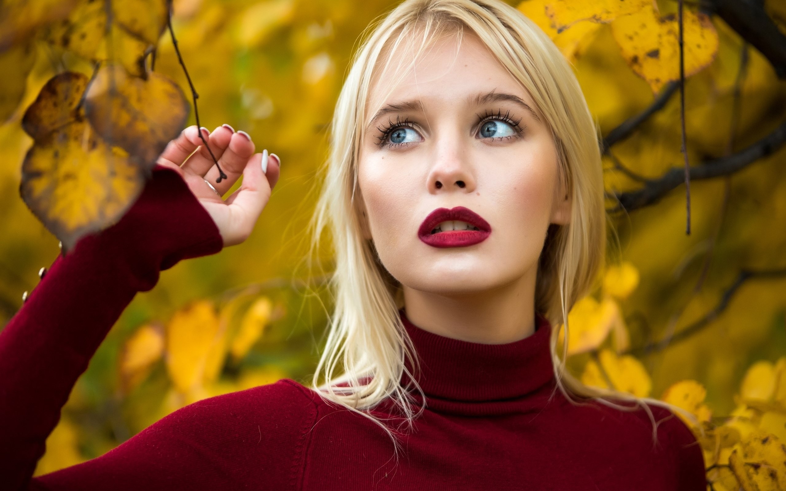 Woman with blonde hair and red lipstick HD Wallpaper