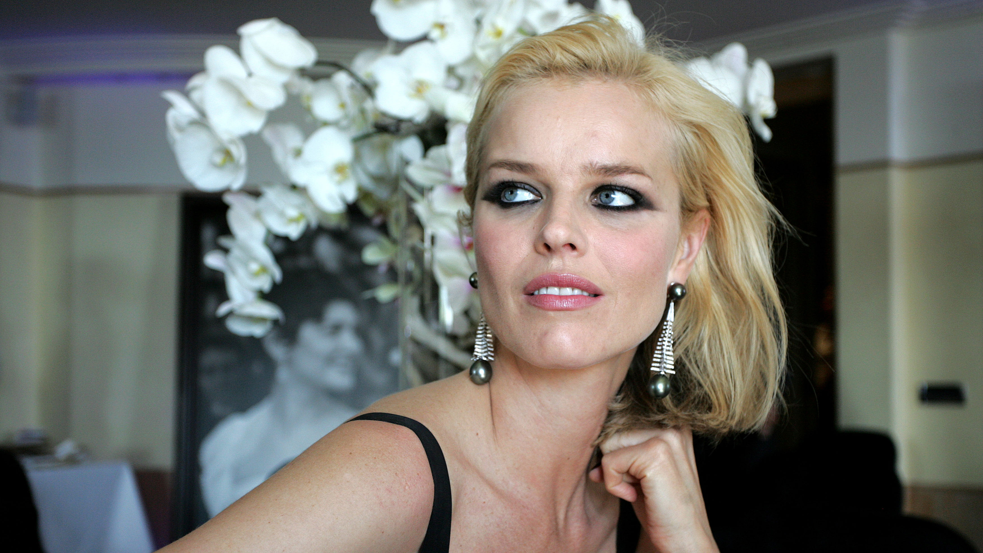 Eva Herzigová with white orchids HD Wallpaper