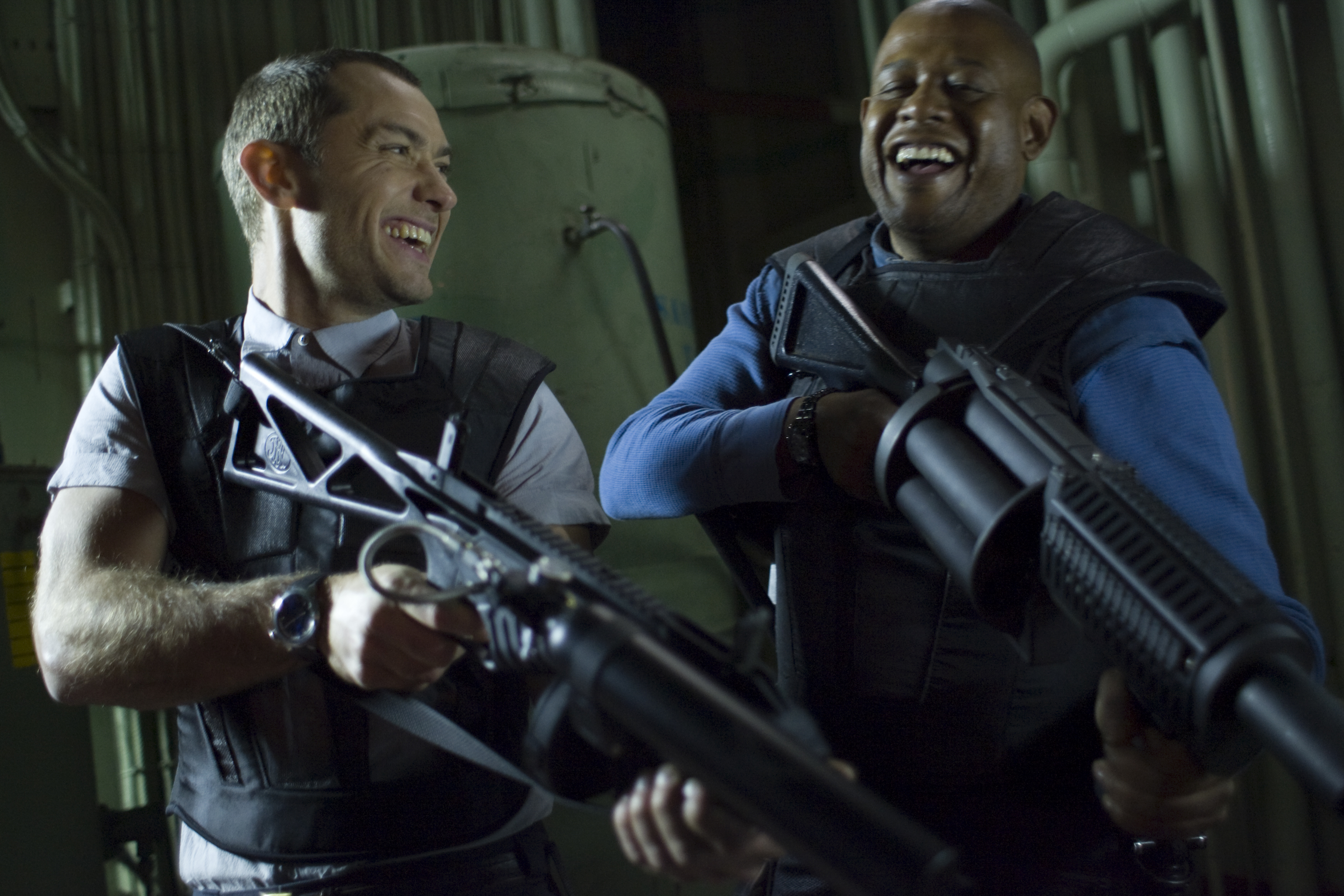 Forest Whitaker and Jude Law with guns HD Wallpaper