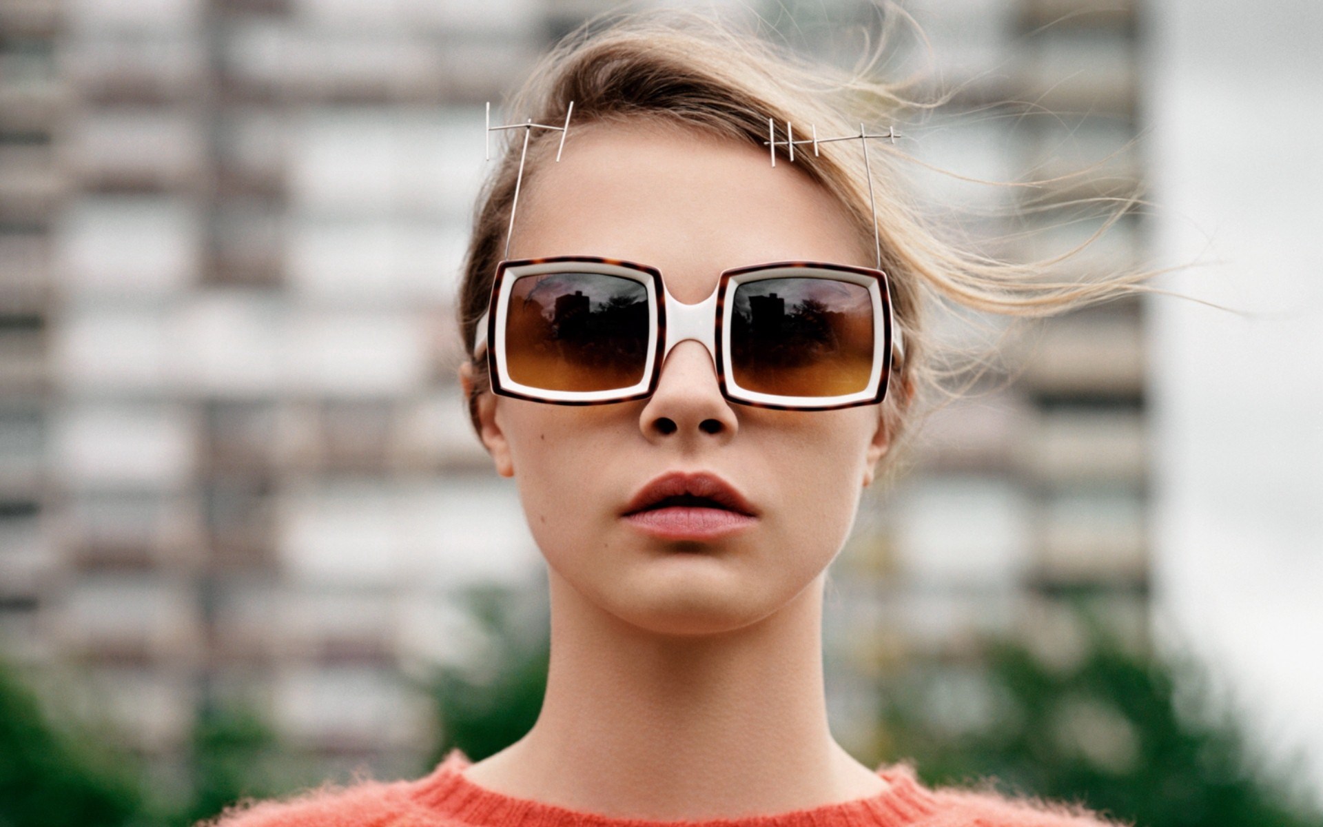 Woman with large sunglasses and avant-garde headpiece HD Wallpaper