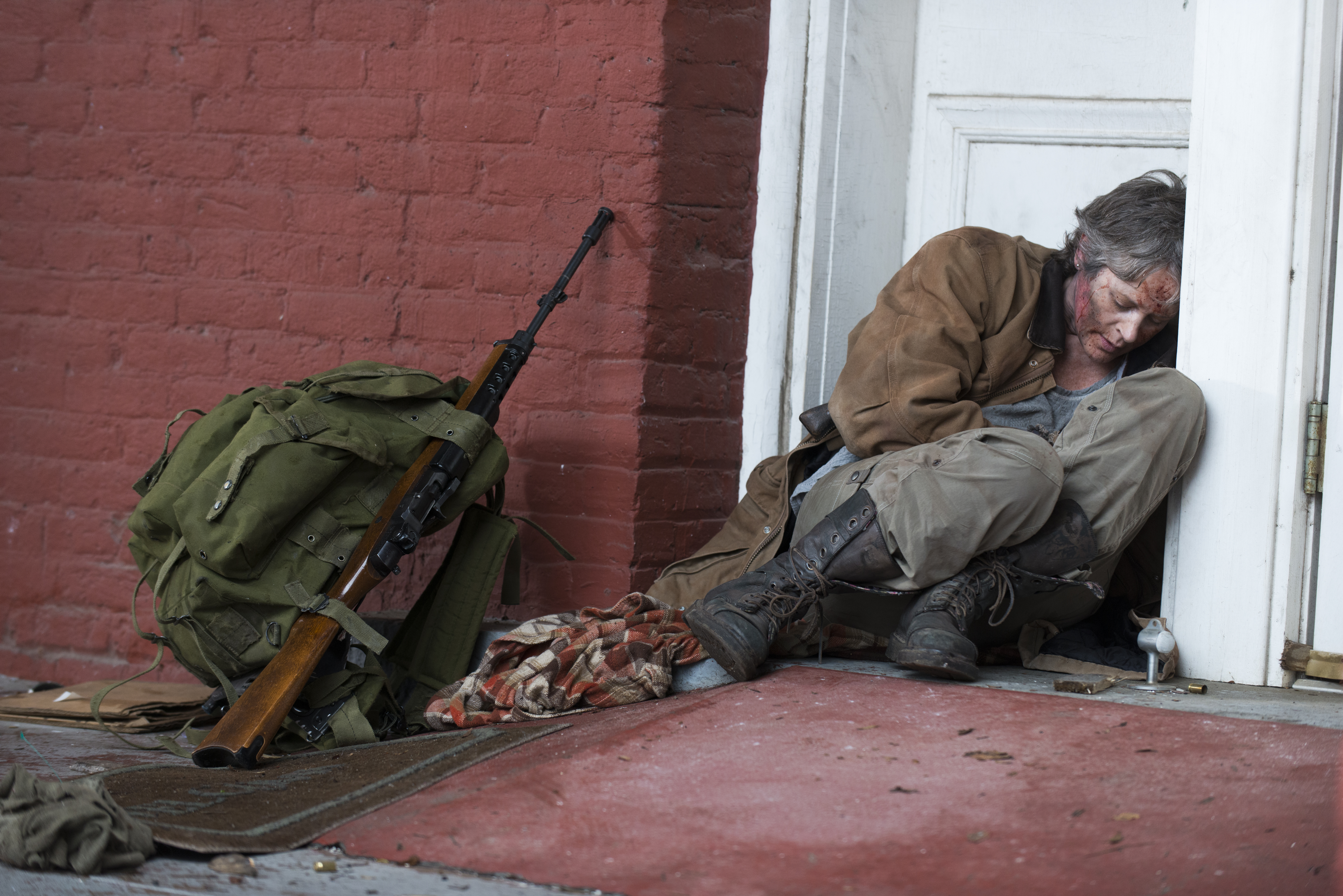 Melissa McBride with backpack and rifle HD Wallpaper