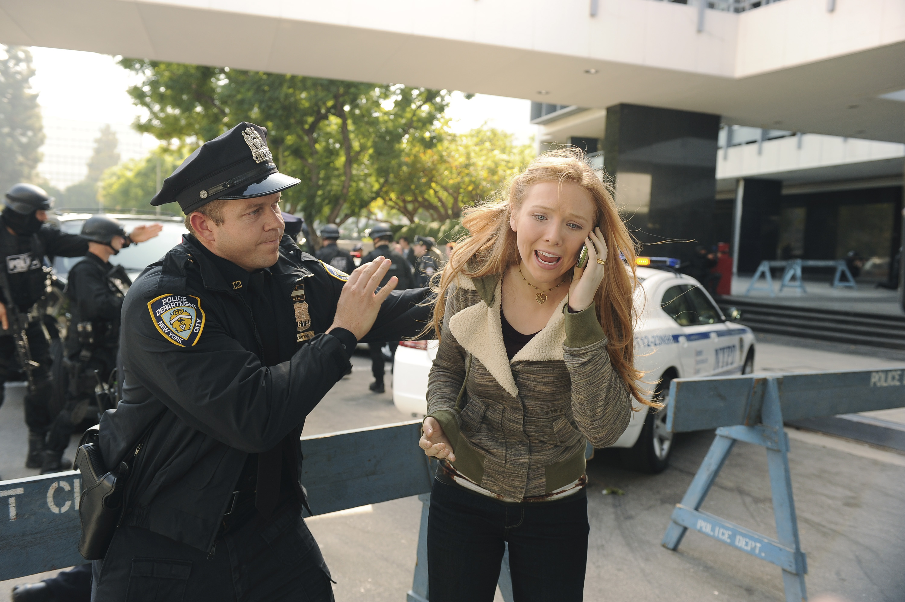 Molly Quinn in a scene with police officers HD Wallpaper