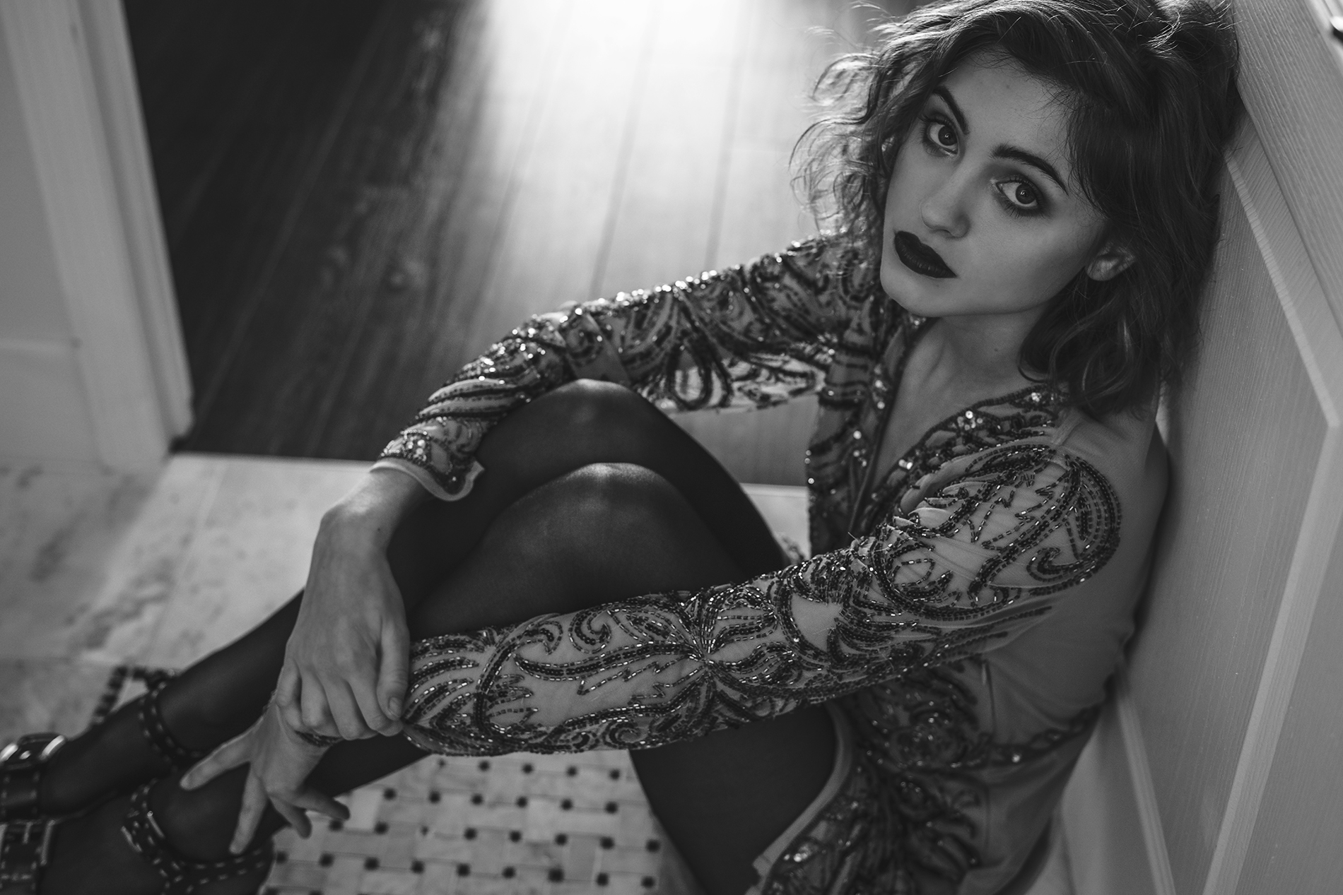Natalia Dyer in a sequined dress HD Wallpaper