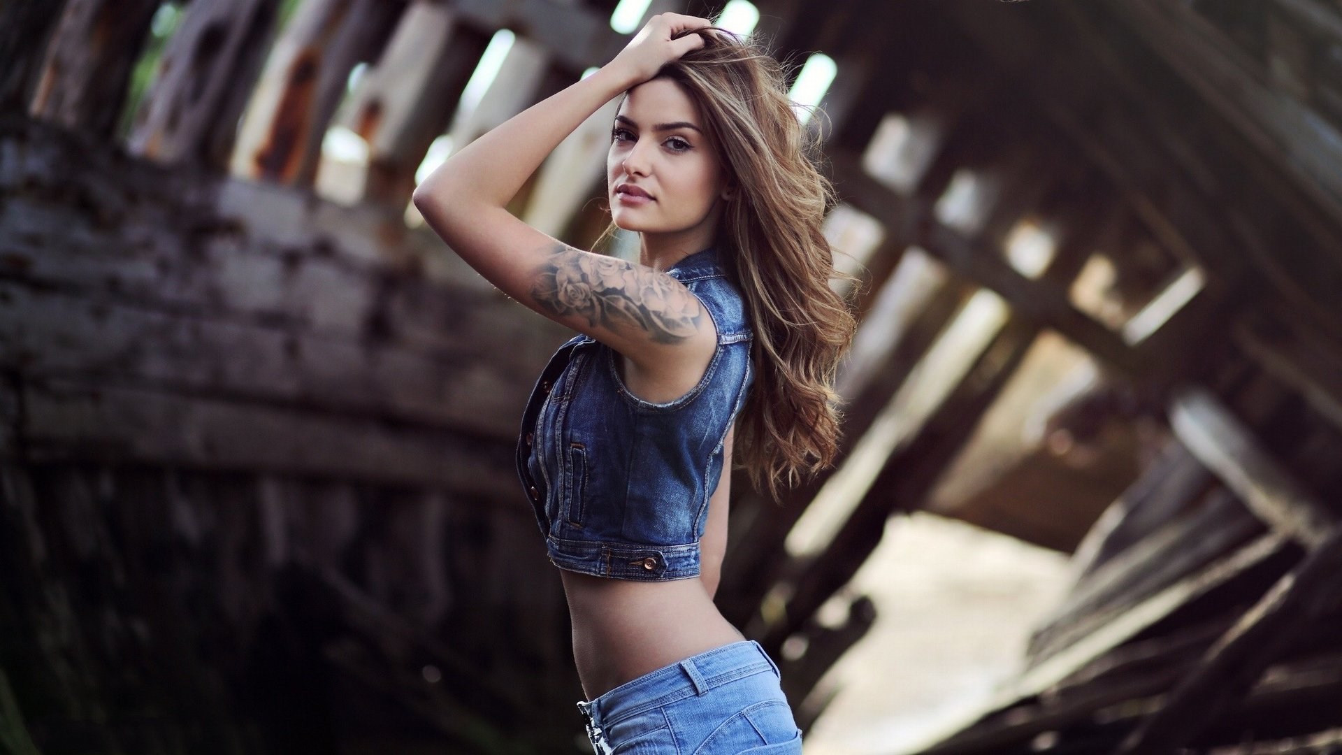 Woman in denim vest and shorts HD Wallpaper