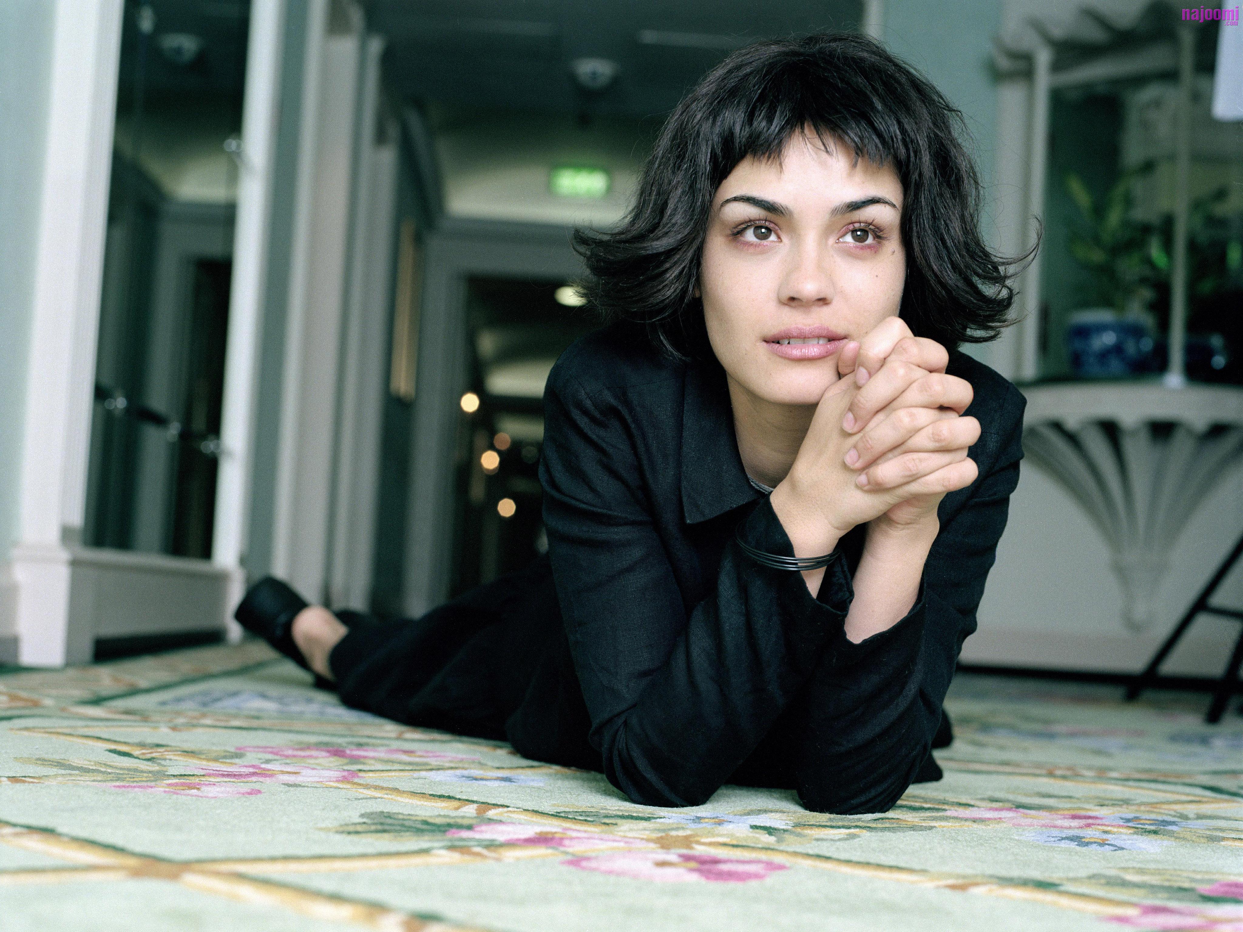 Shannyn Sossamon lying on a carpet HD Wallpaper