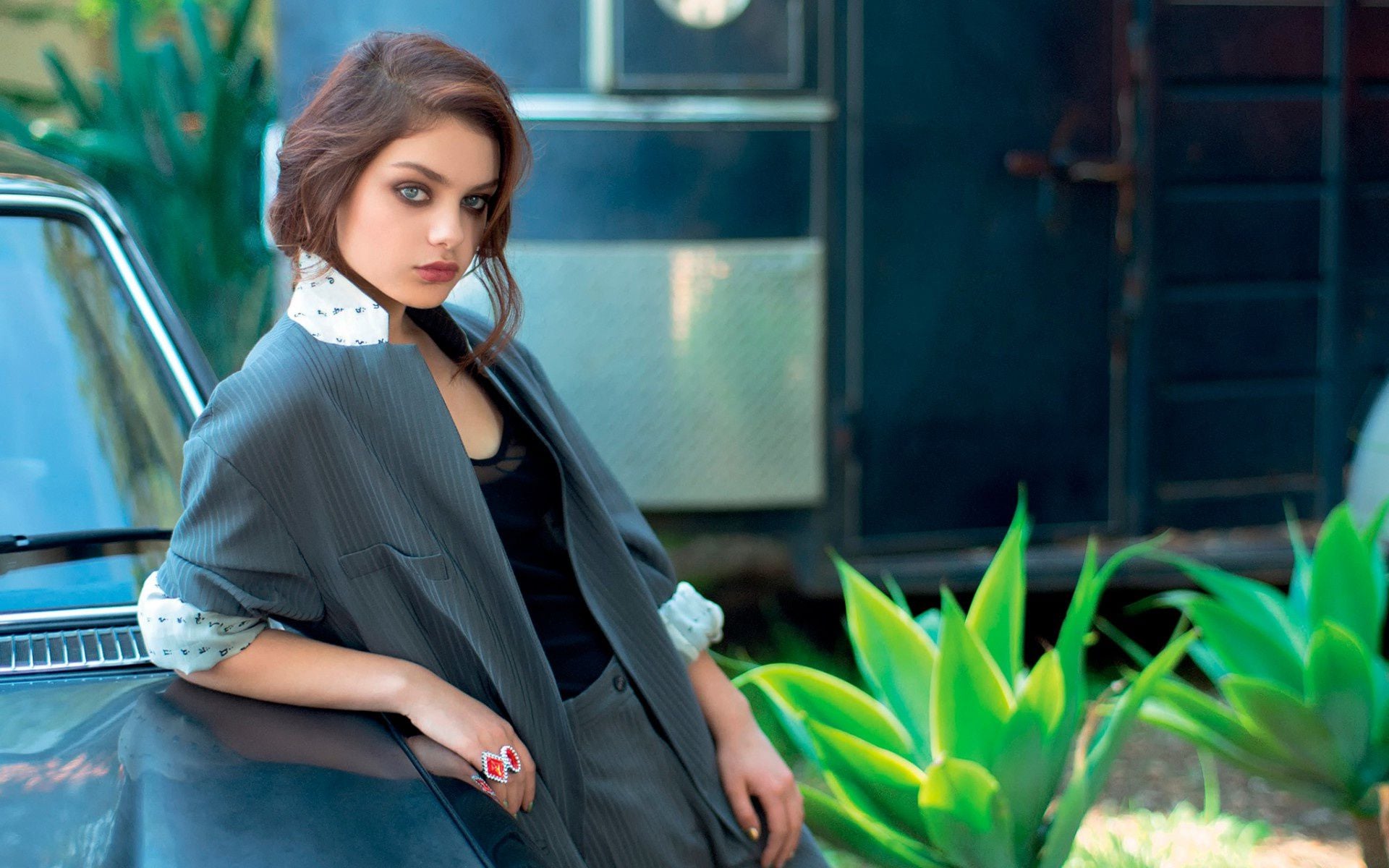 Odeya Rush leaning on a car HD Wallpaper
