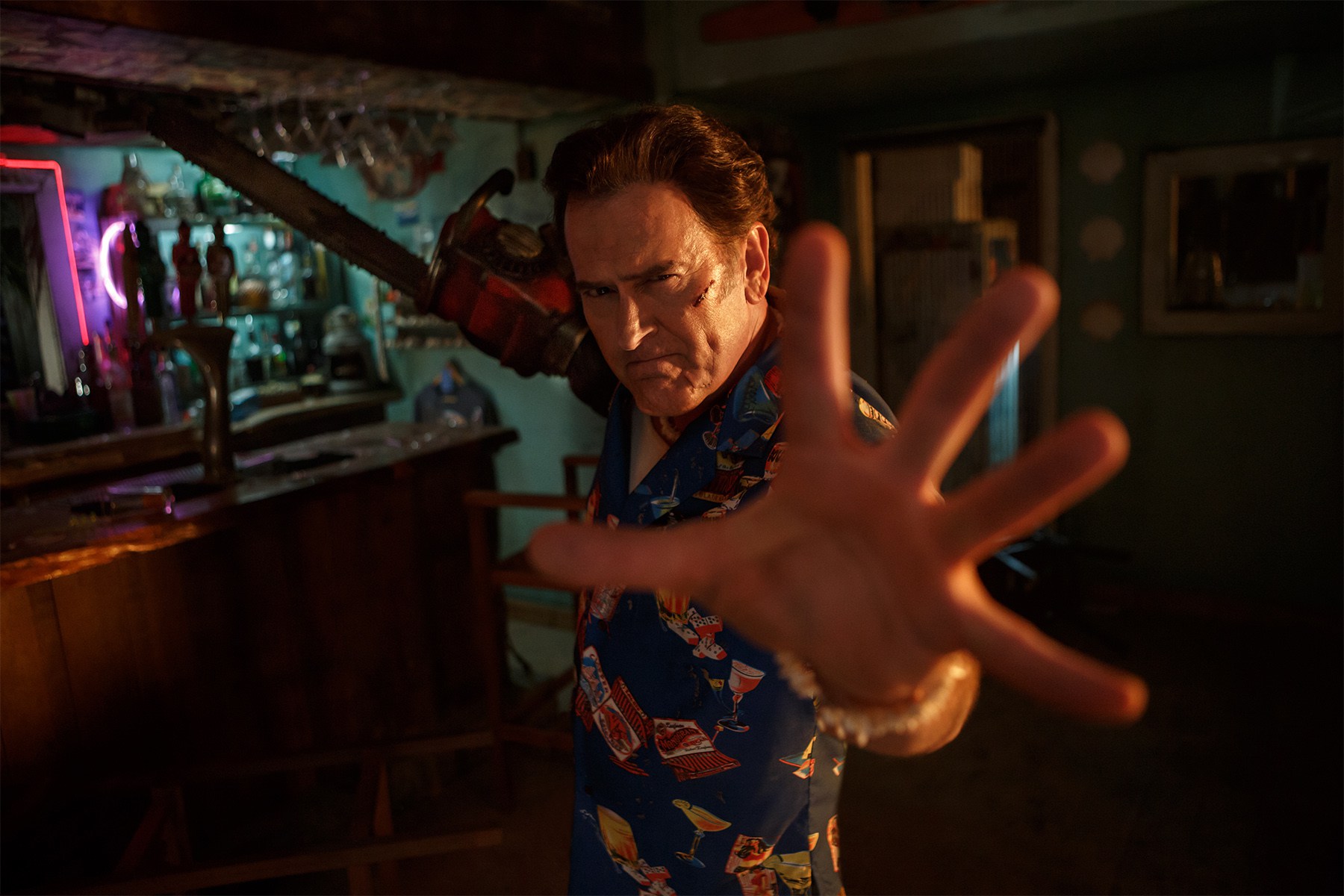 Bruce Campbell with chainsaw HD Wallpaper