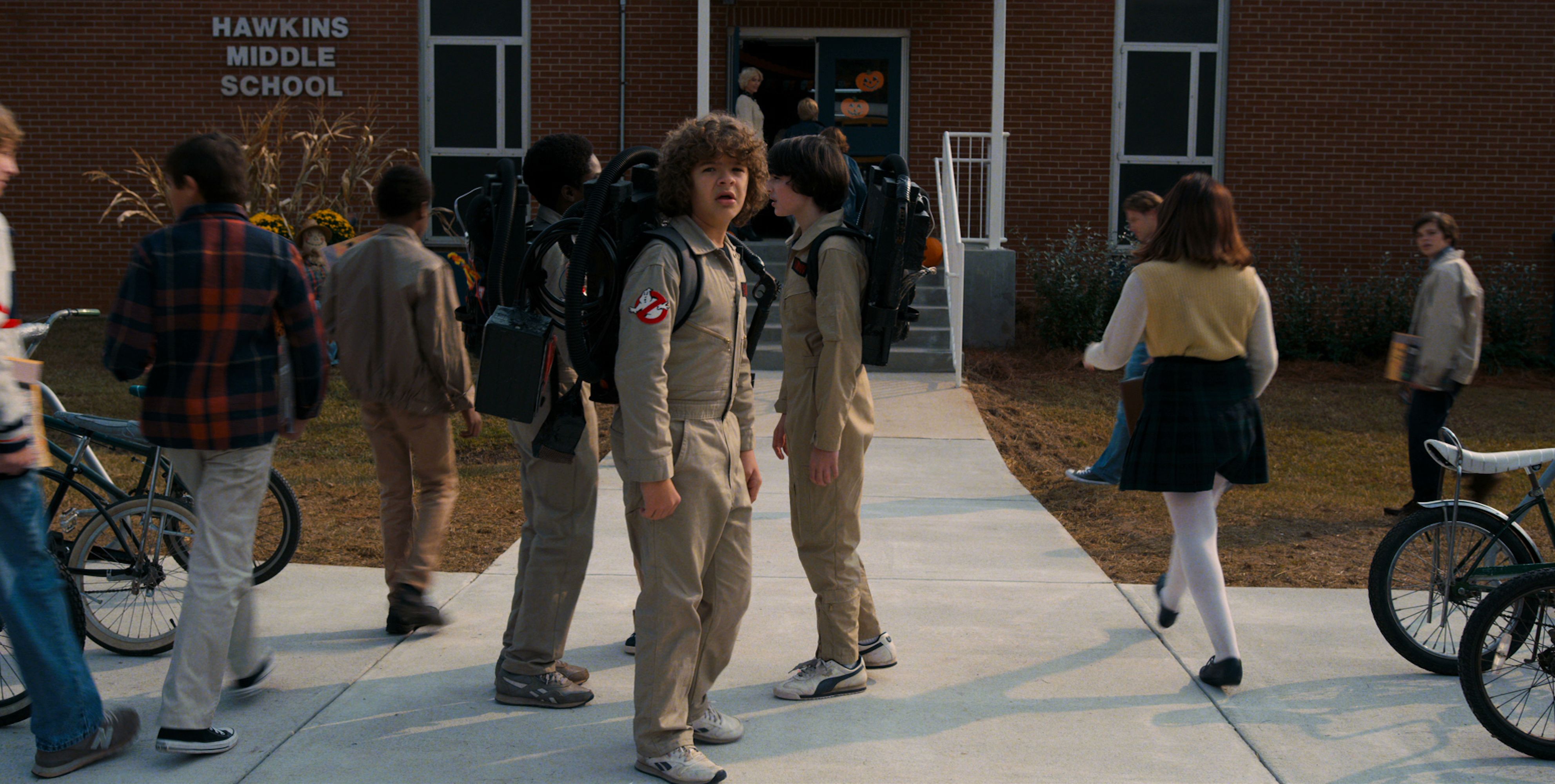 Gaten Matarazzo and friends at Hawkins Middle School HD Wallpaper