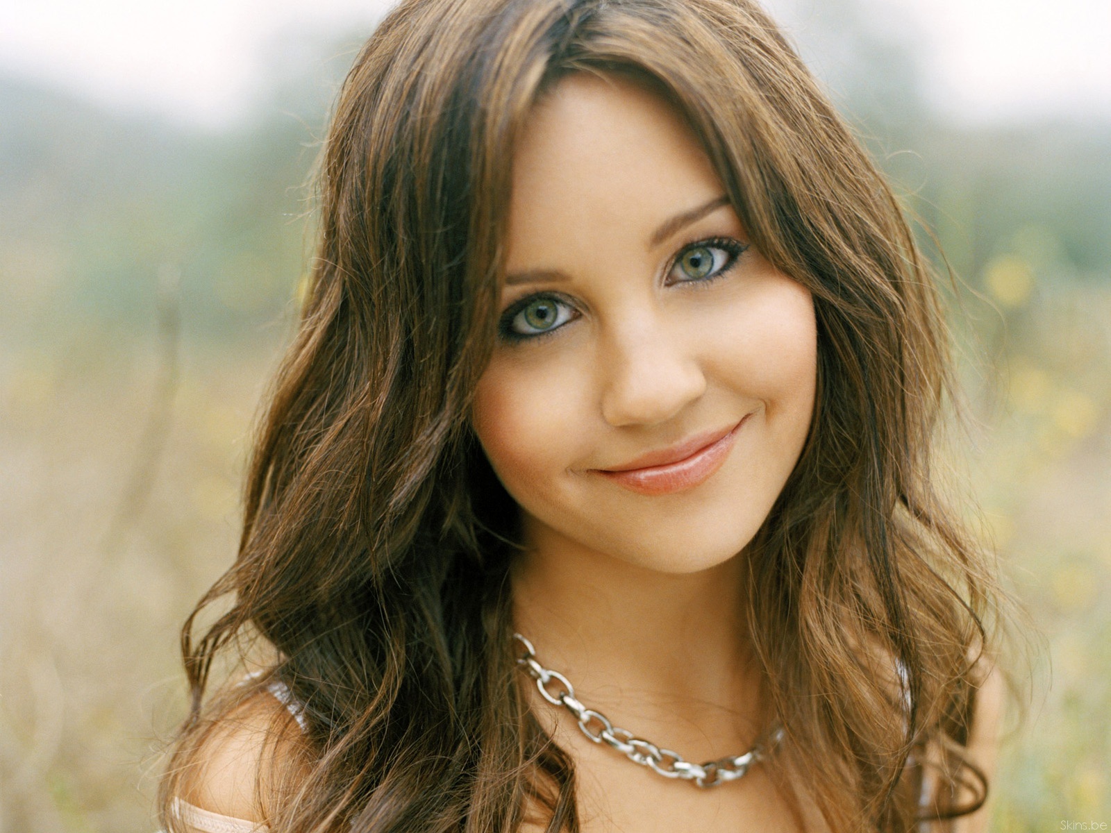 Amanda Bynes HD Wallpaper