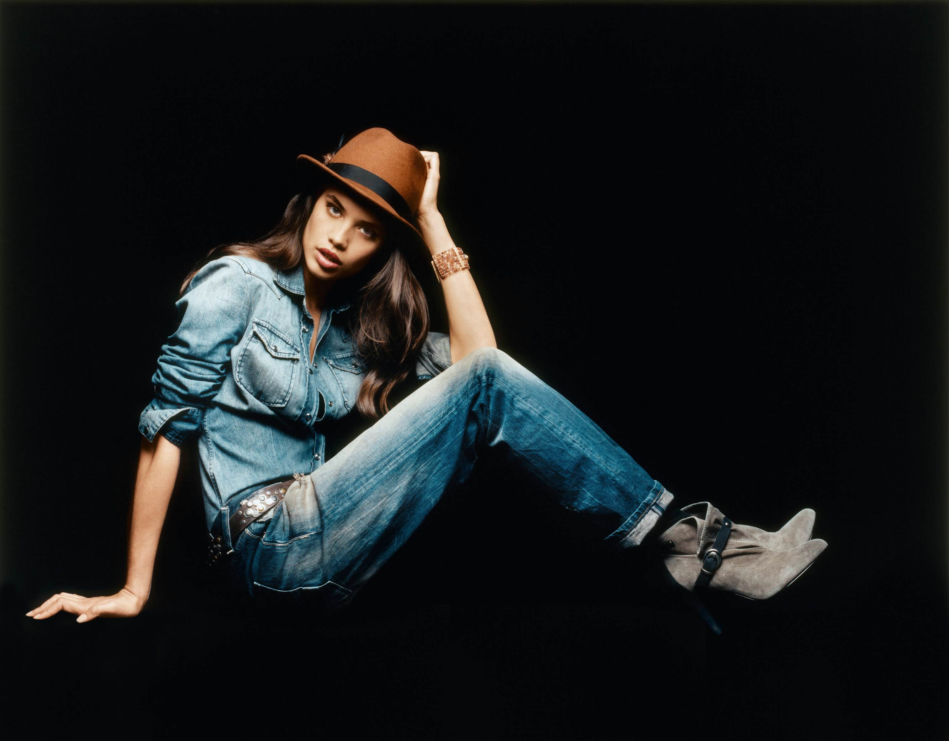 Sara Sampaio in denim outfit and hat HD Wallpaper
