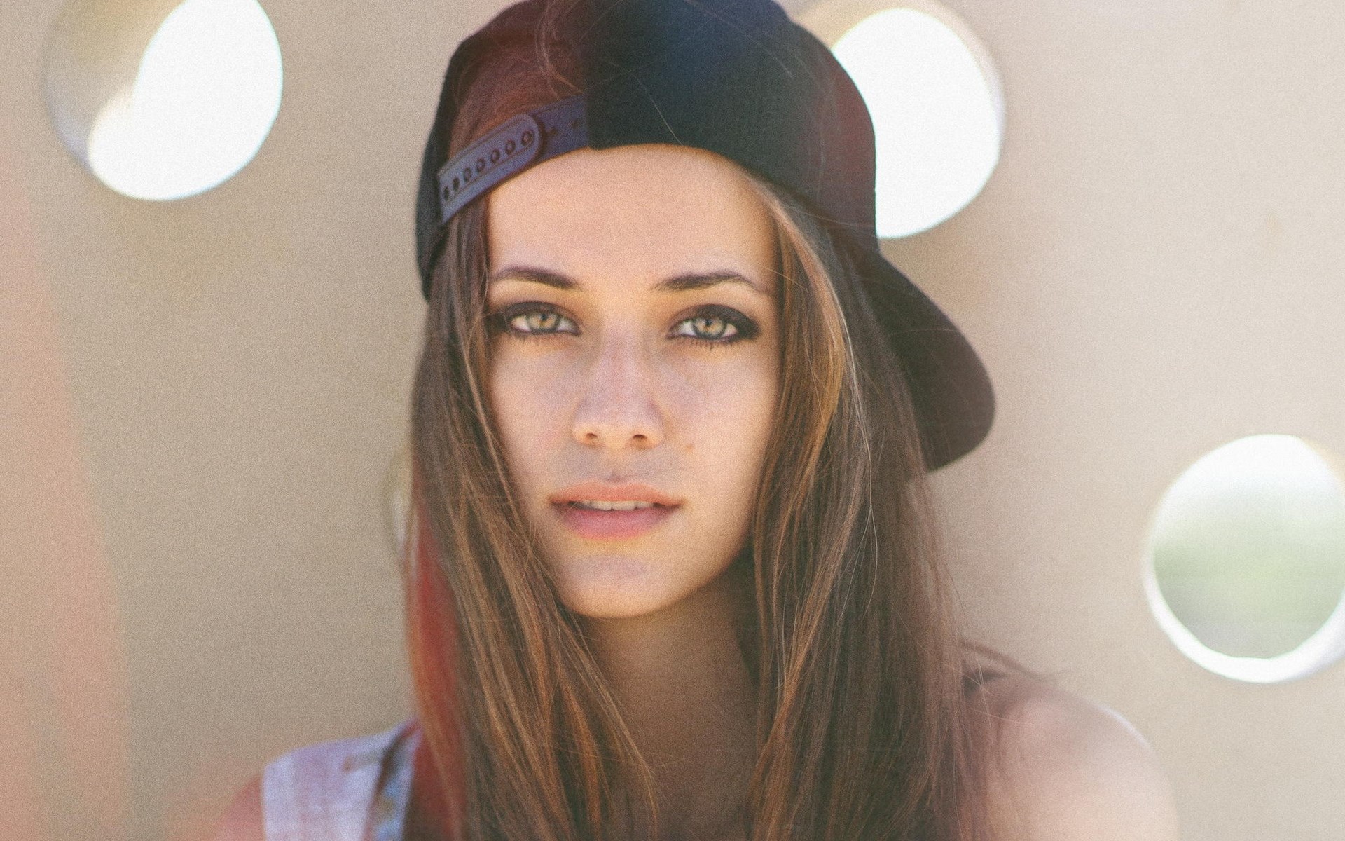 Woman wearing a black baseball cap HD Wallpaper