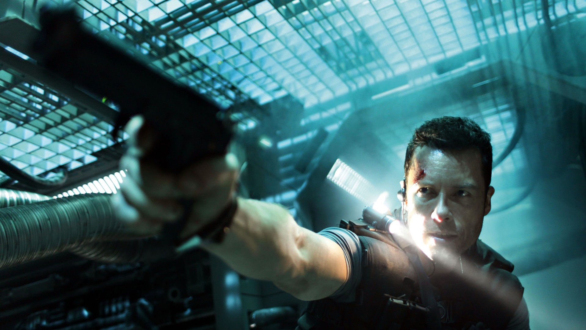 Guy Pearce holding a gun HD Wallpaper