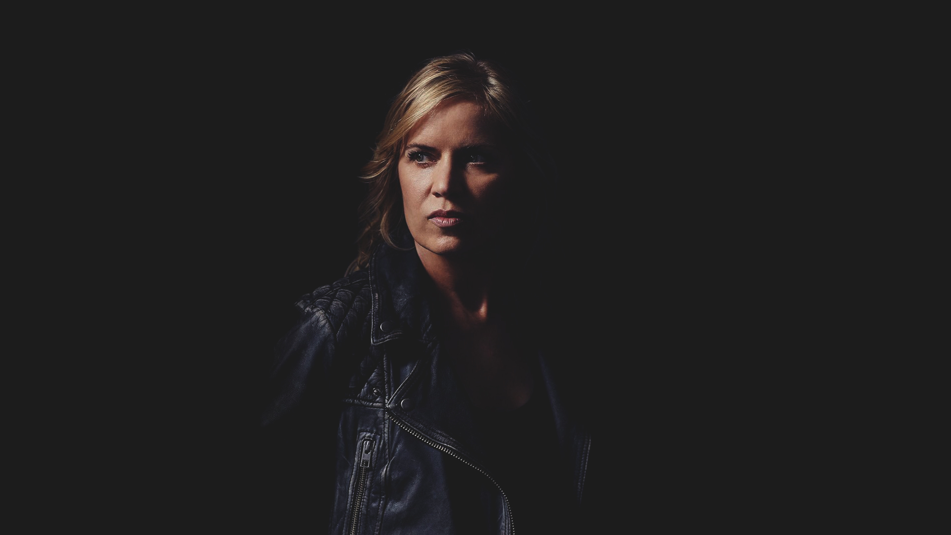 Kim Dickens in a leather jacket HD Wallpaper