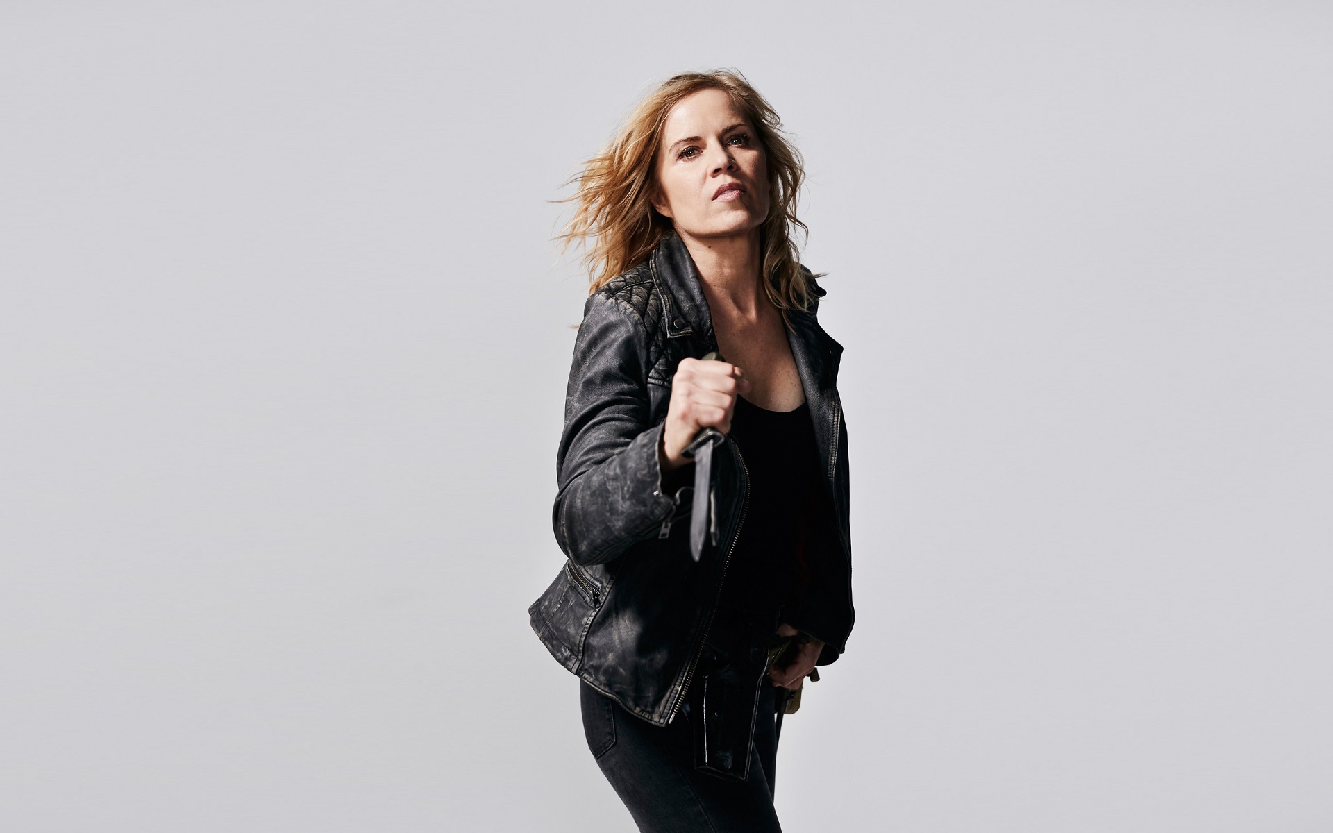 Kim Dickens holding a knife HD Wallpaper