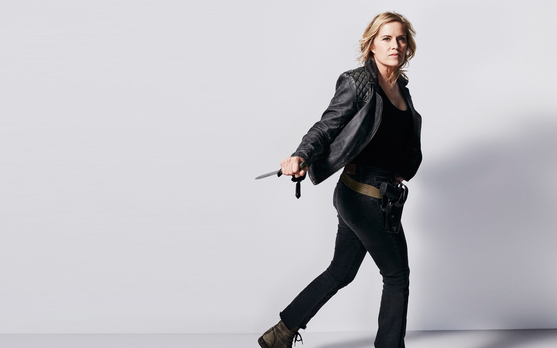 Madison Clark holding a knife HD Wallpaper