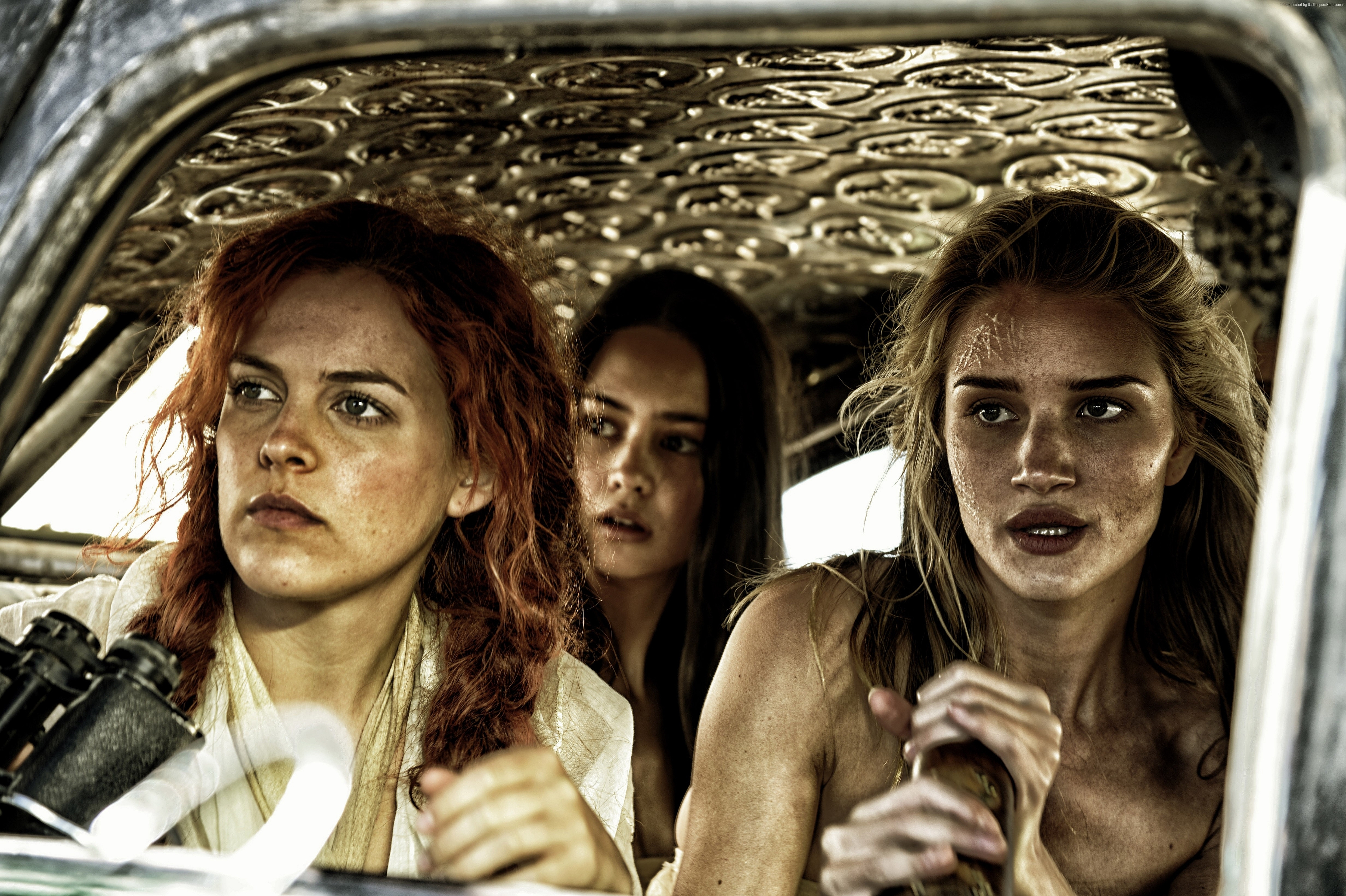 Riley Keough and two women in a vehicle HD Wallpaper