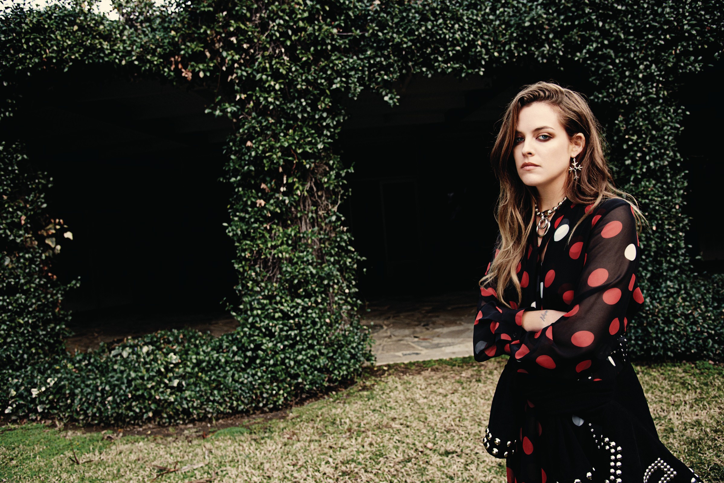 Riley Keough in polka dot dress HD Wallpaper