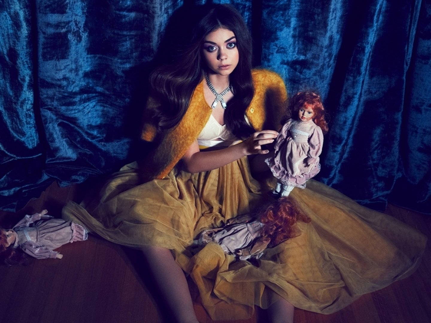 Sarah Hyland with Dolls HD Wallpaper