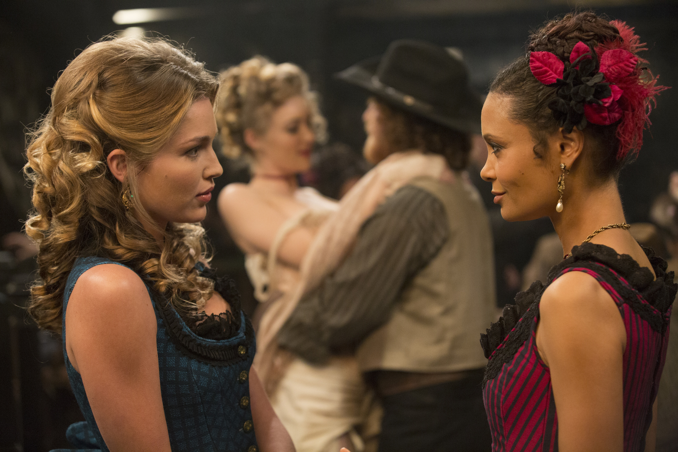 Thandie Newton and other women in a saloon HD Wallpaper