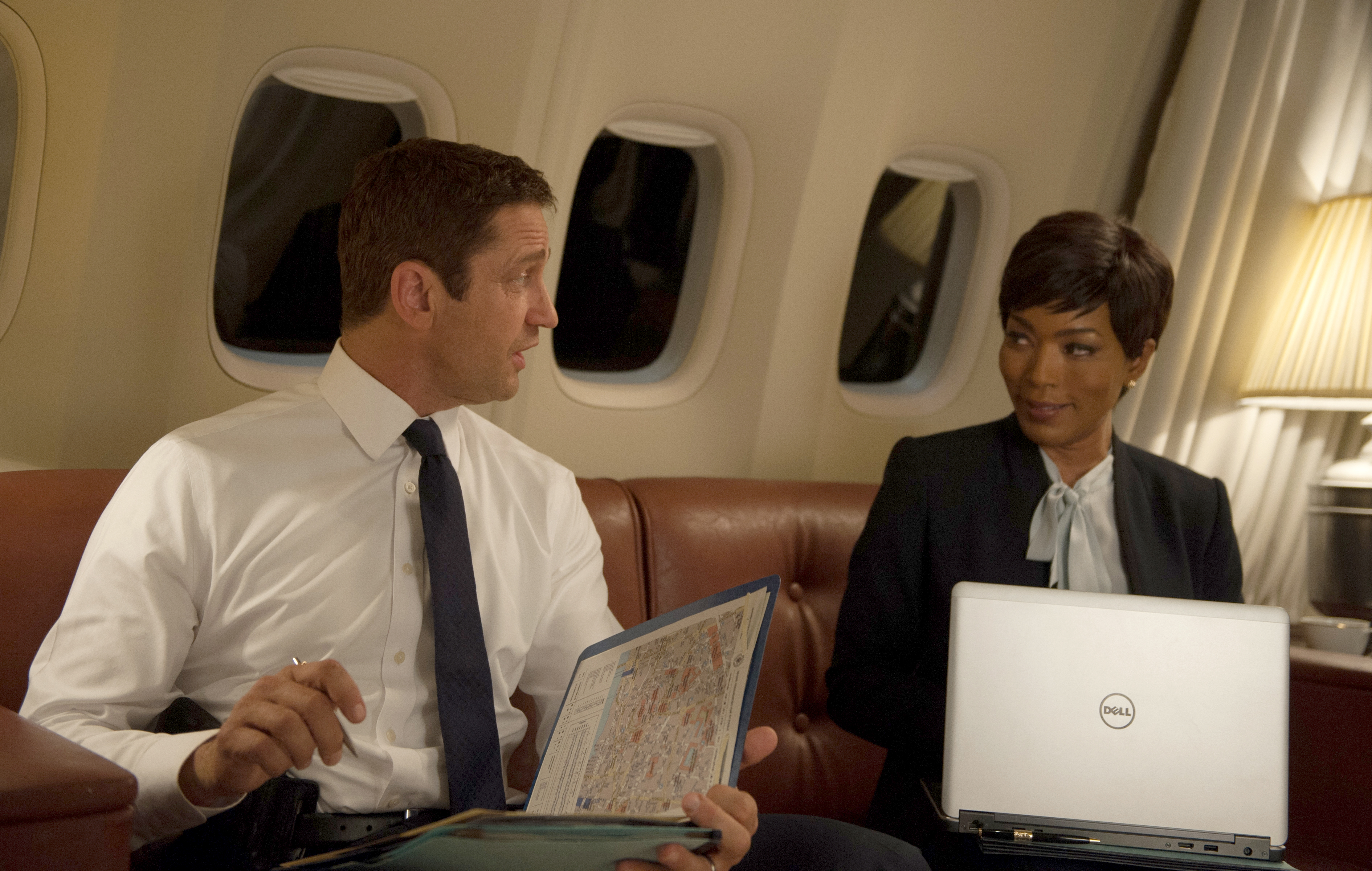 Gerard Butler and Angela Bassett on a private jet HD Wallpaper