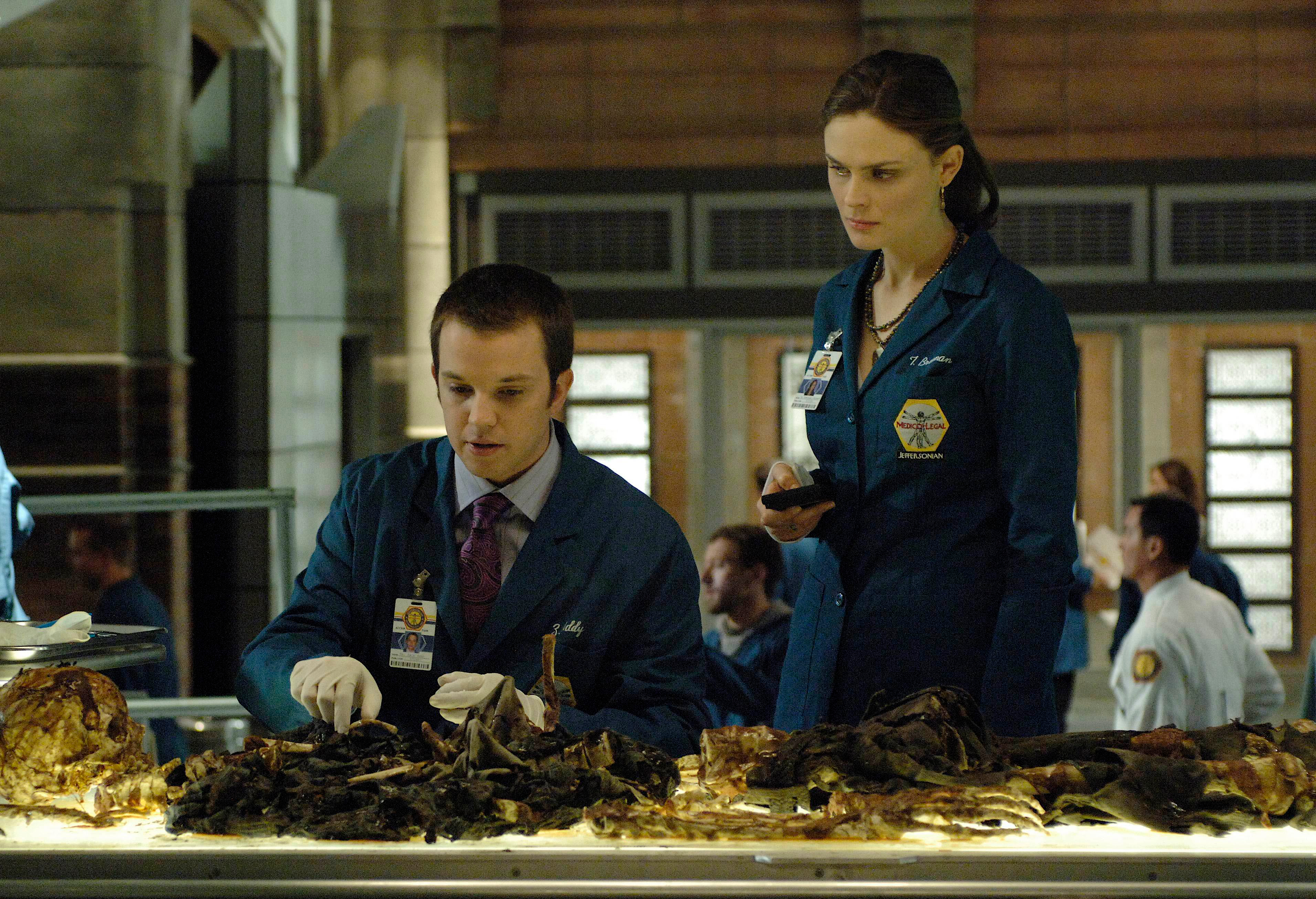 Zack Addy and Temperance Brennan examining remains HD Wallpaper