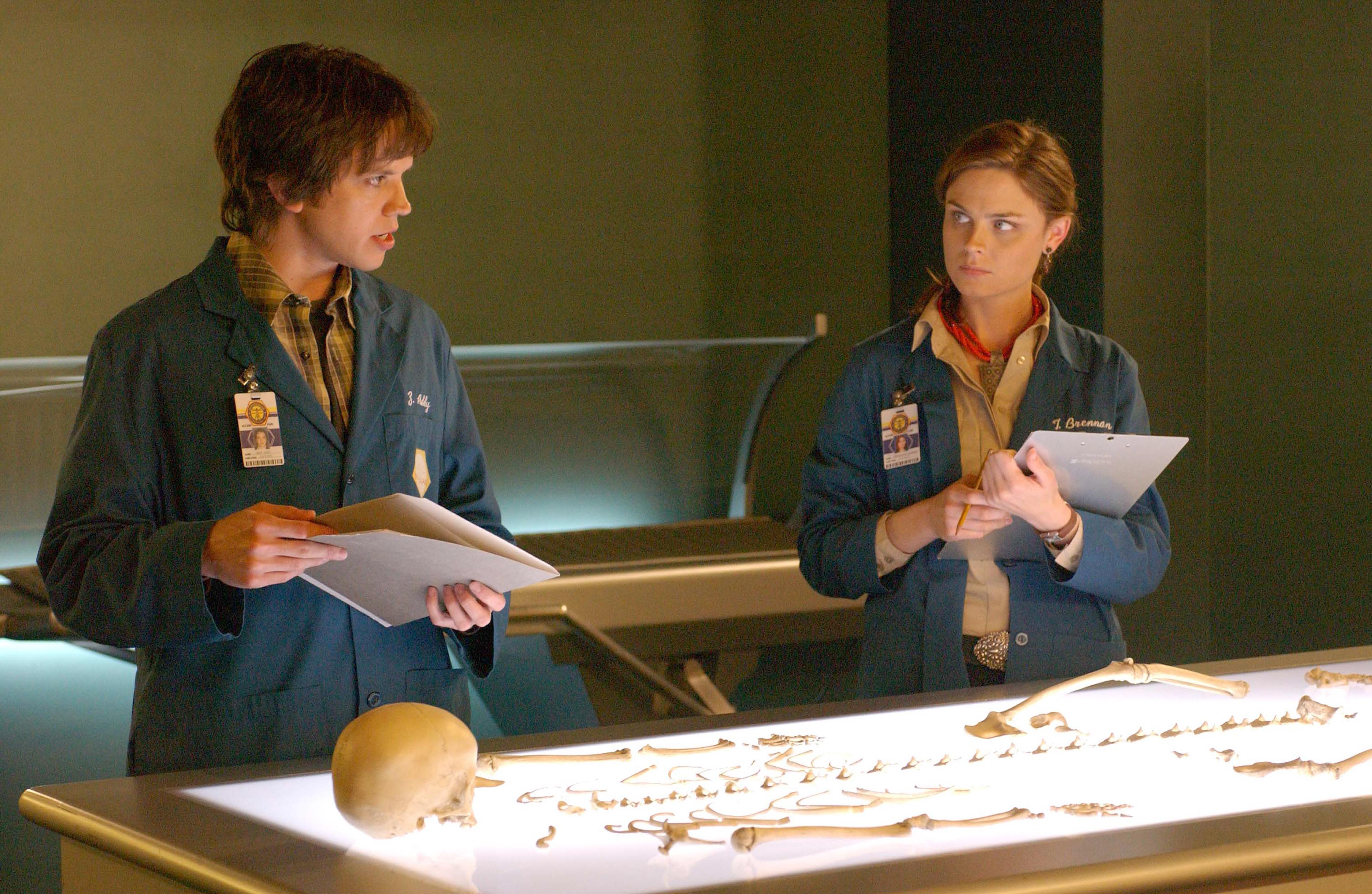 Eric Millegan and Emily Deschanel in Bones HD Wallpaper