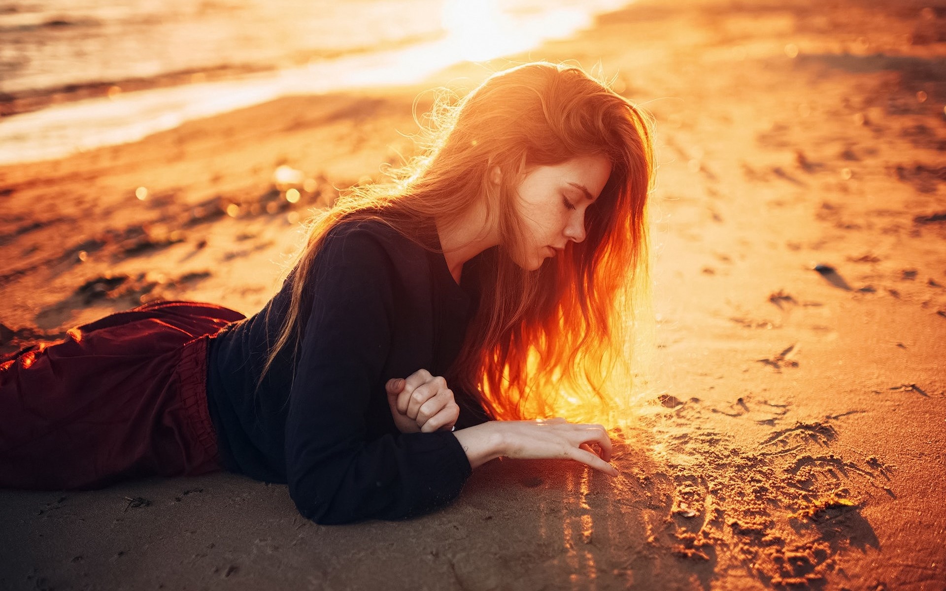 Girl drawing in sand at sunset HD Wallpaper
