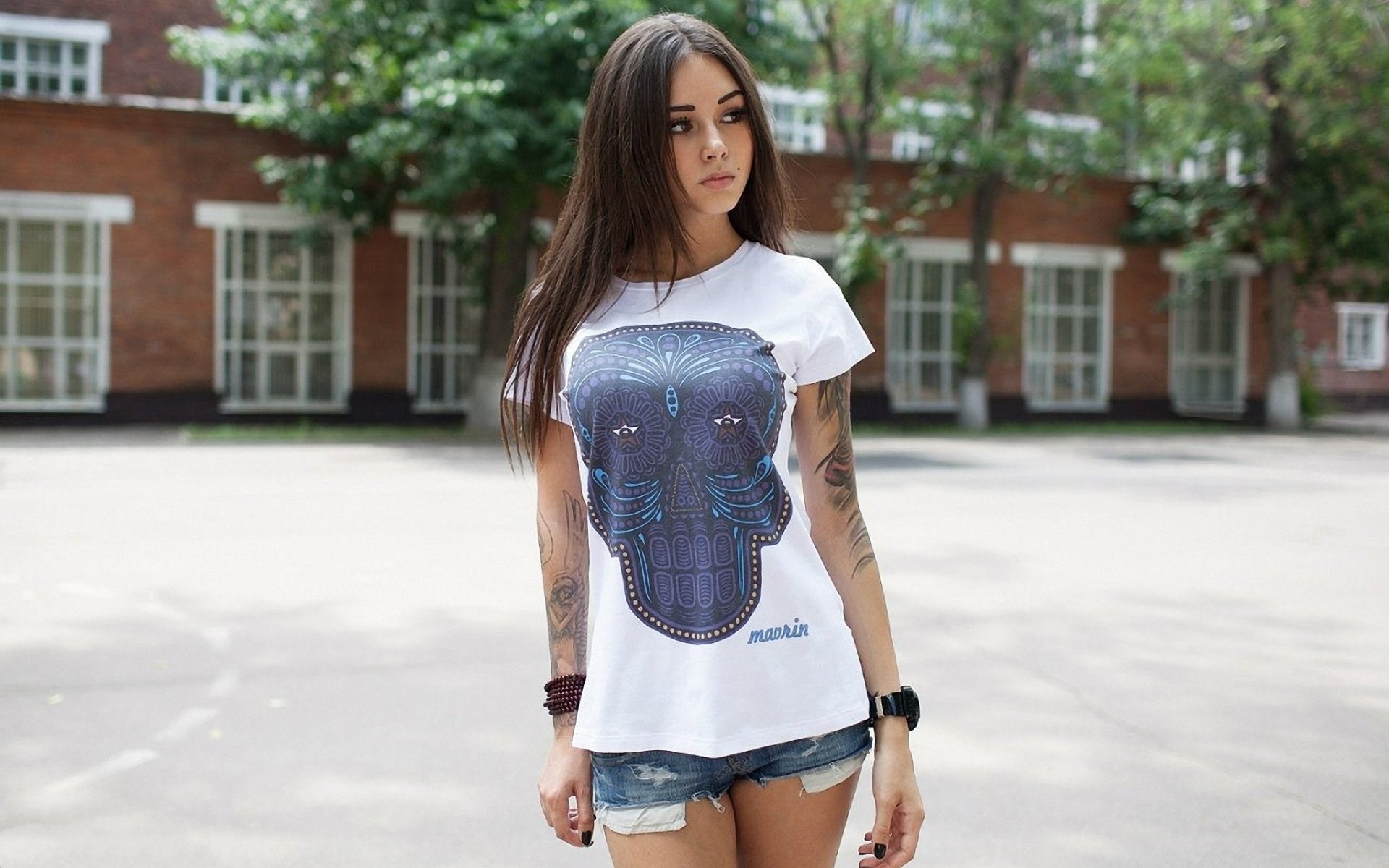 Woman wearing a t-shirt with a skull print HD Wallpaper