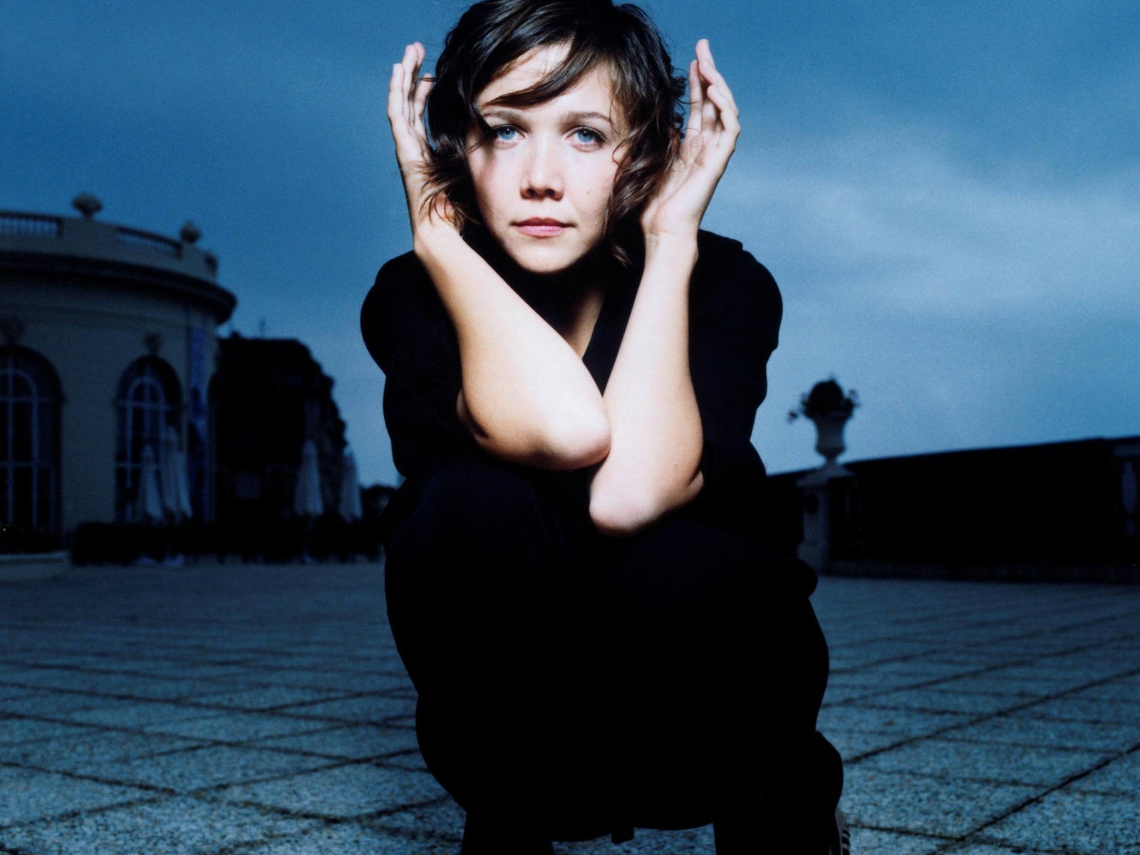 Maggie Gyllenhaal crouching outdoors HD Wallpaper