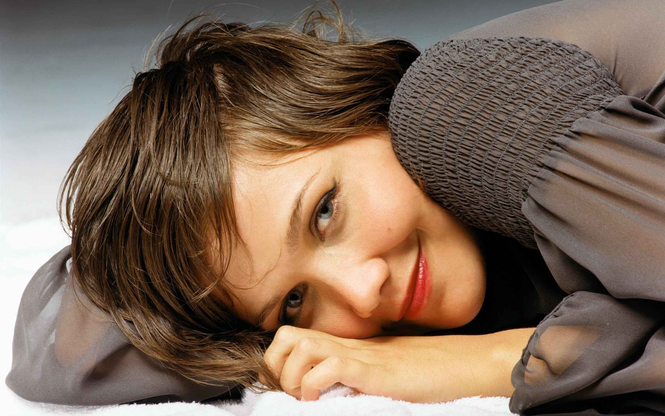 Maggie Gyllenhaal HD Wallpaper