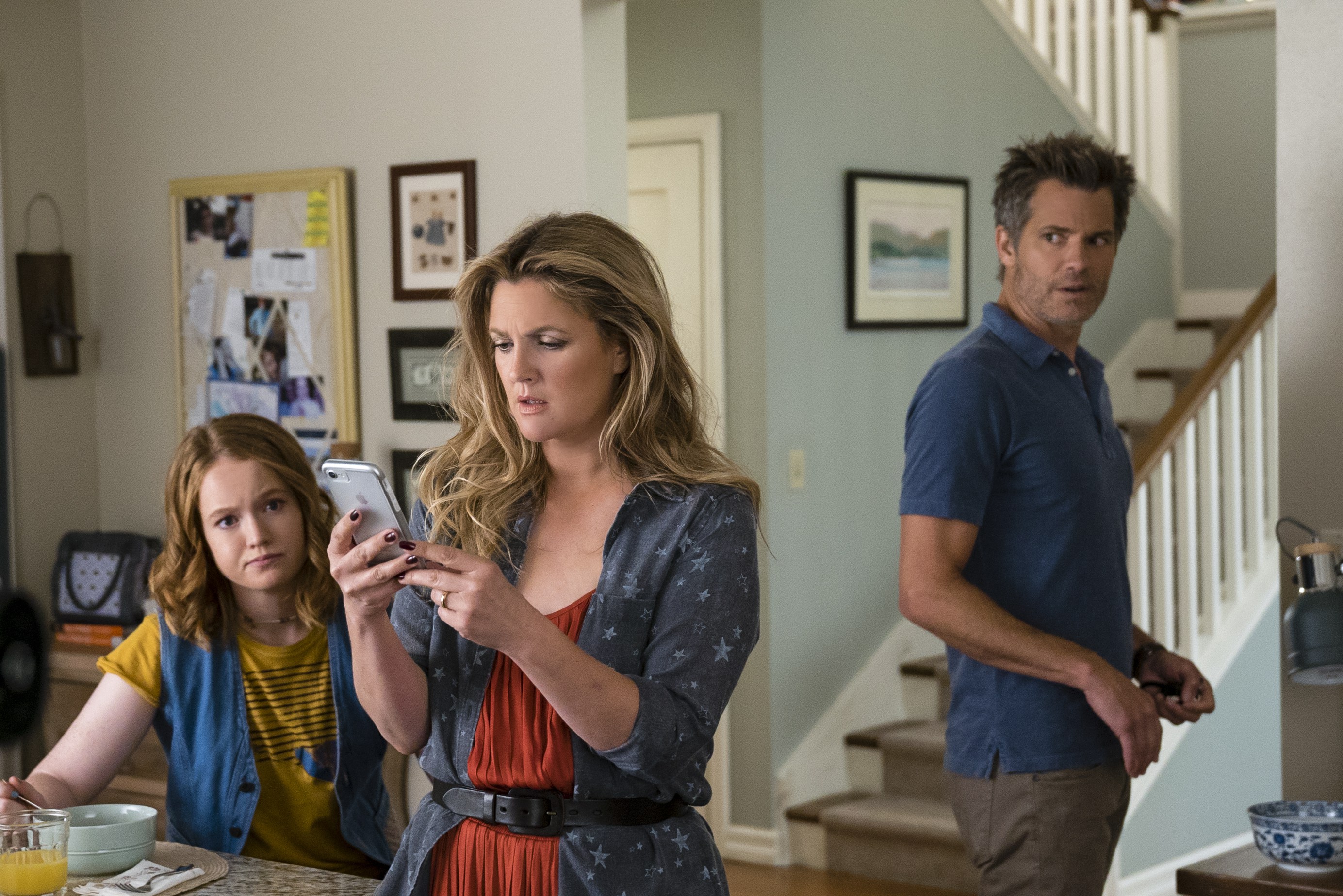 Drew Barrymore and Timothy Olyphant in Santa Clarita Diet HD Wallpaper