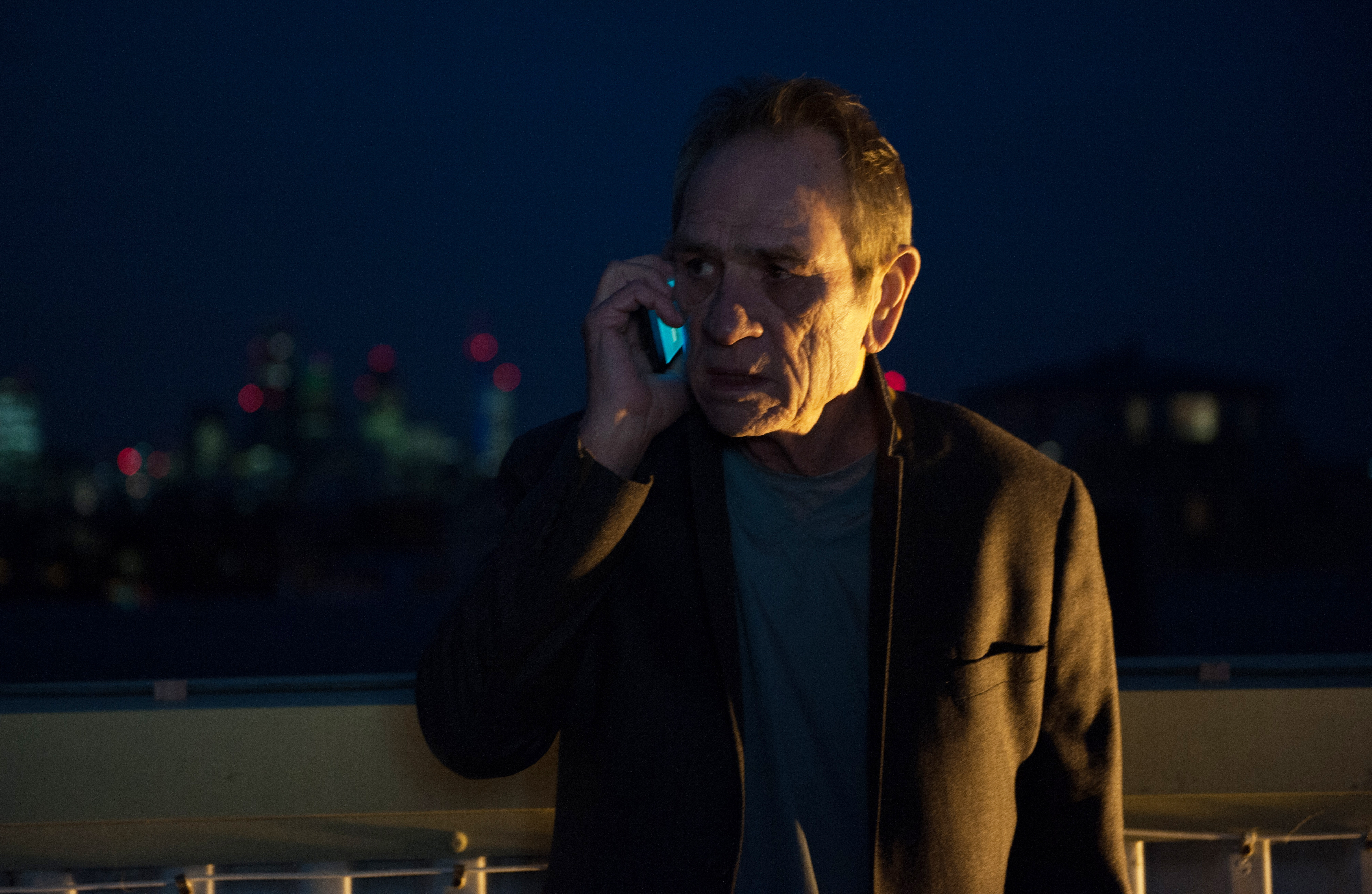 Tommy Lee Jones on phone at night HD Wallpaper