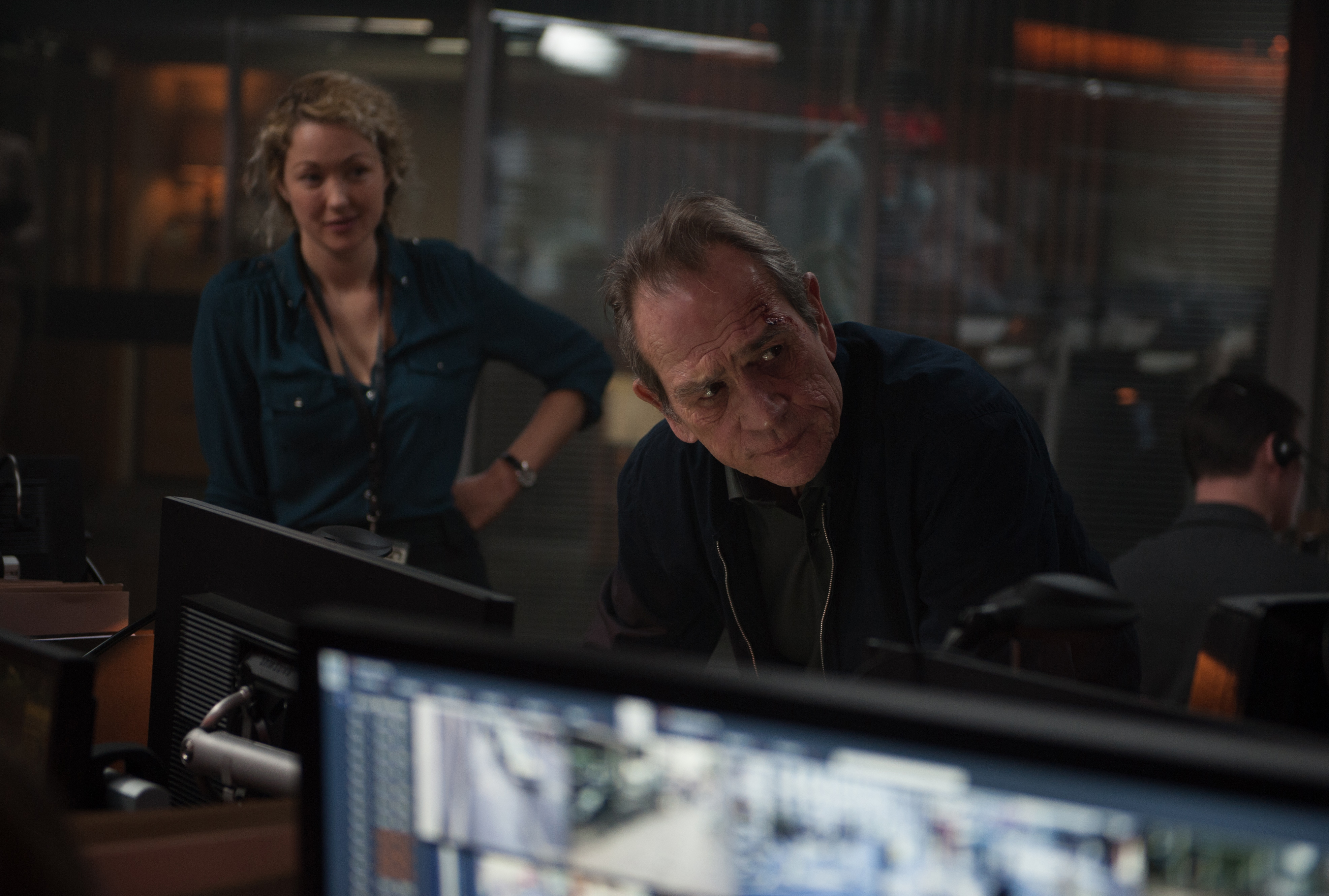 Tommy Lee Jones in a surveillance room HD Wallpaper