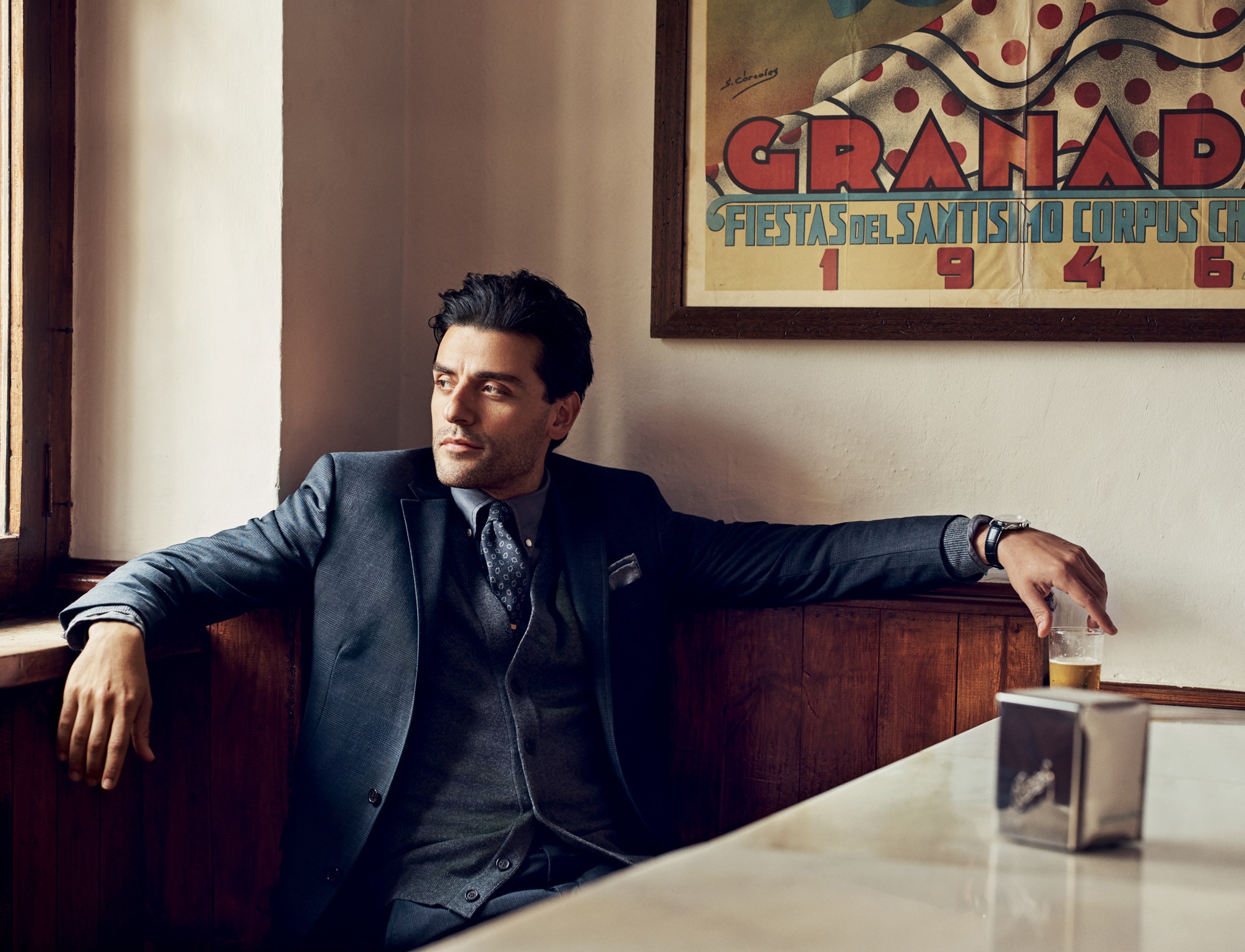 Oscar Isaac in Granada HD Wallpaper