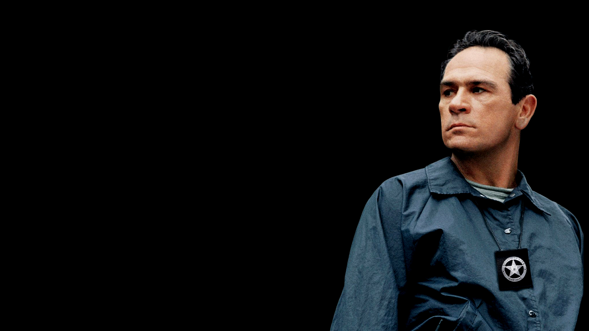 Tommy Lee Jones in a blue jacket with a badge HD Wallpaper