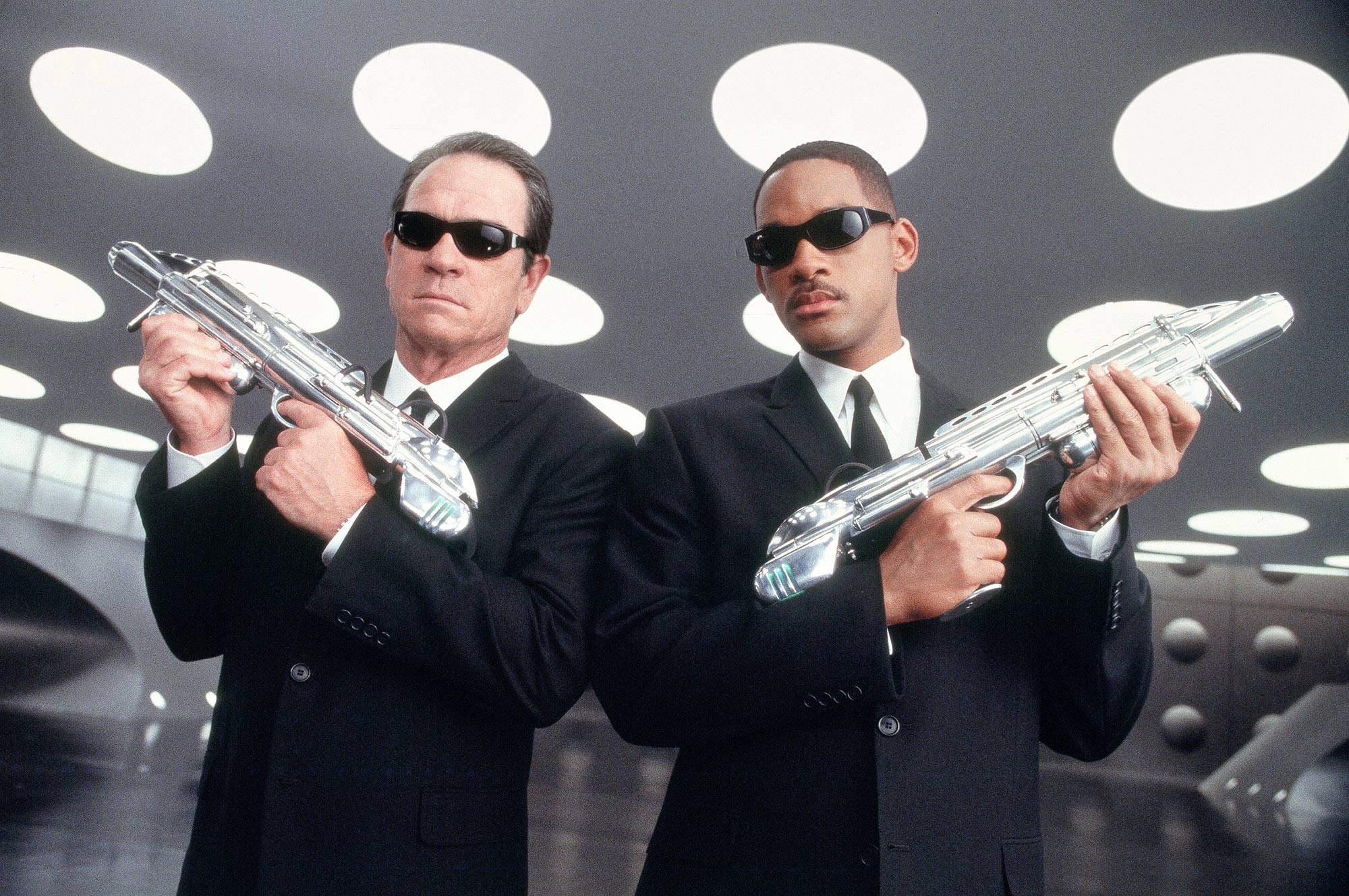 Tommy Lee Jones and Will Smith in Men in Black HD Wallpaper