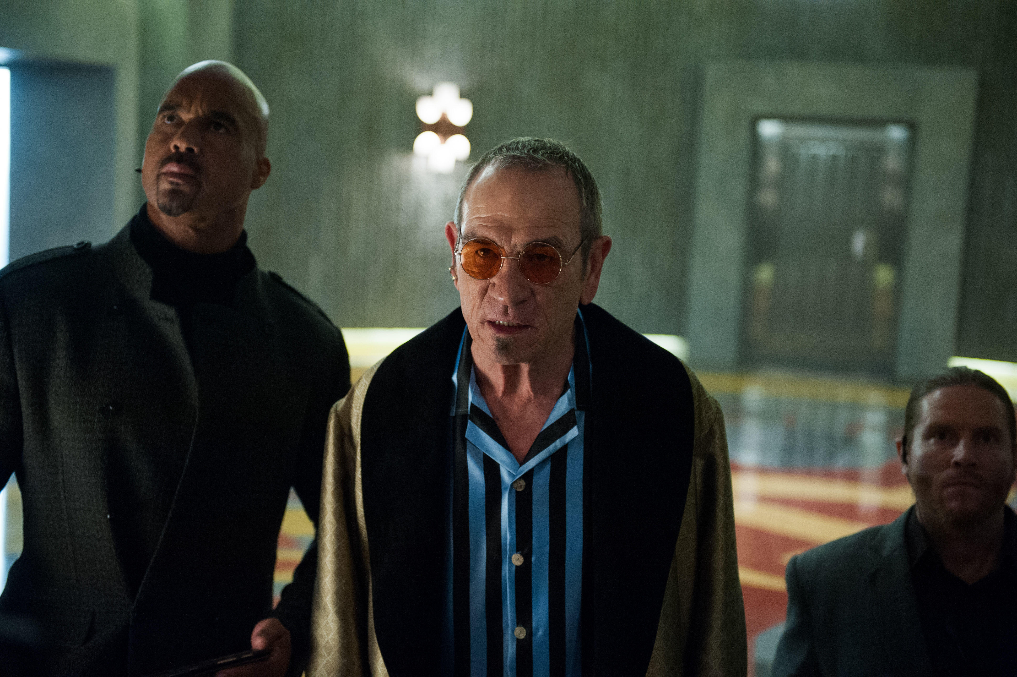 Tommy Lee Jones in a patterned robe HD Wallpaper