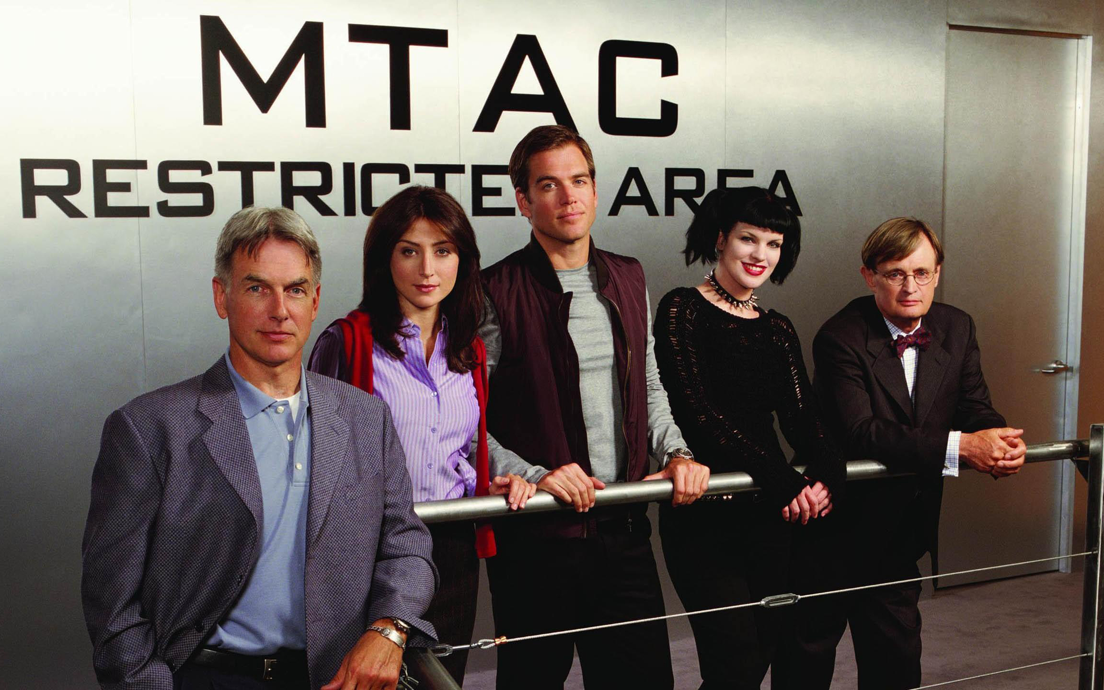 NCIS Cast in front of MTAC Restricted Area HD Wallpaper