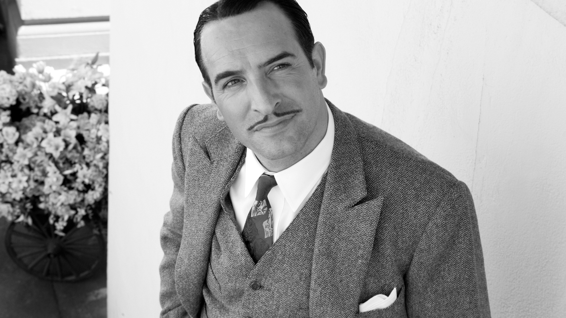 Jean Dujardin in a suit HD Wallpaper