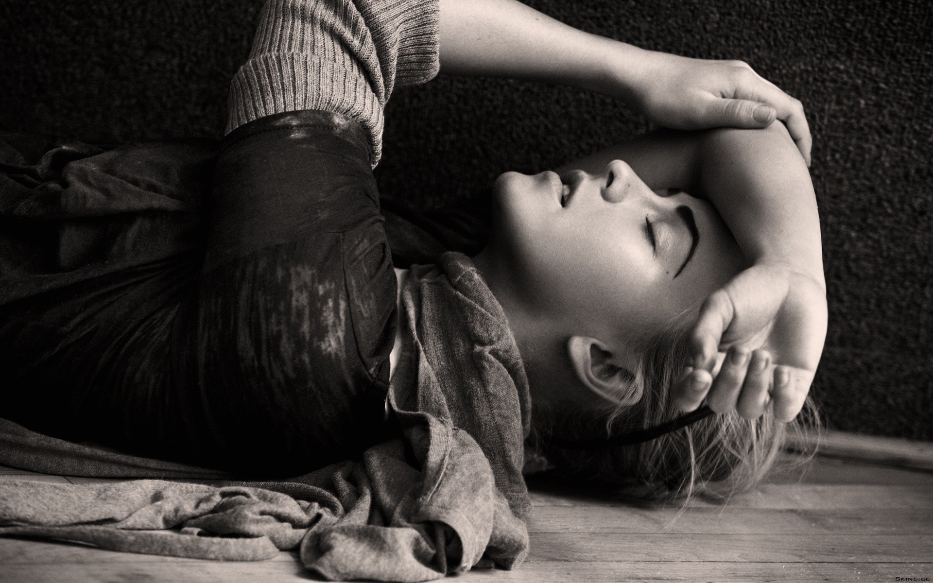 Julianne Hough lying down HD Wallpaper