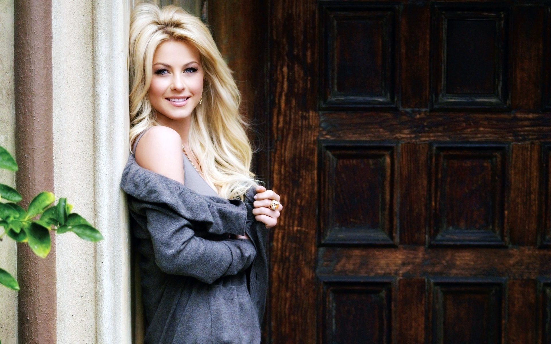 Julianne Hough leaning against a column HD Wallpaper