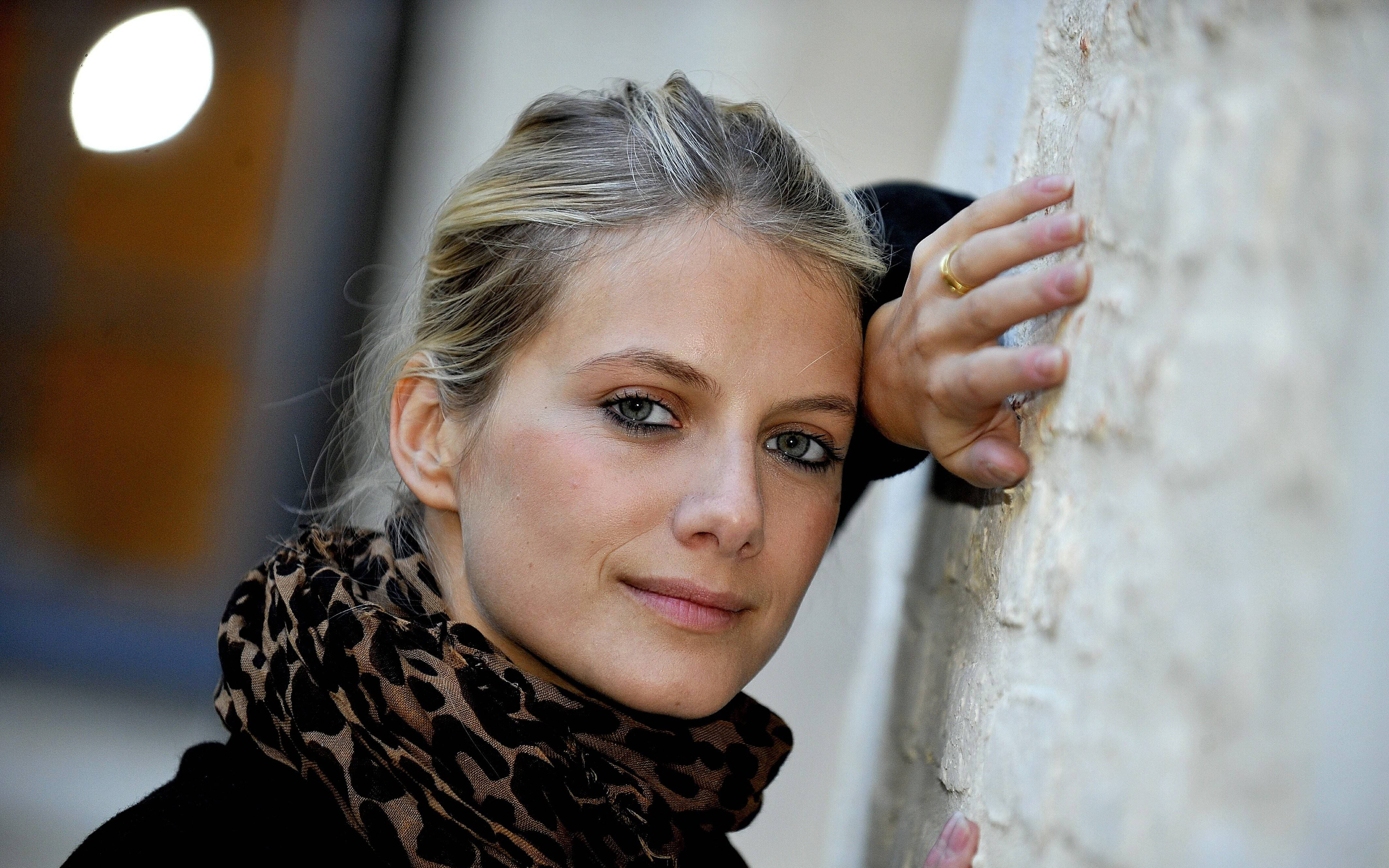 Mélanie Laurent leaning on a wall HD Wallpaper