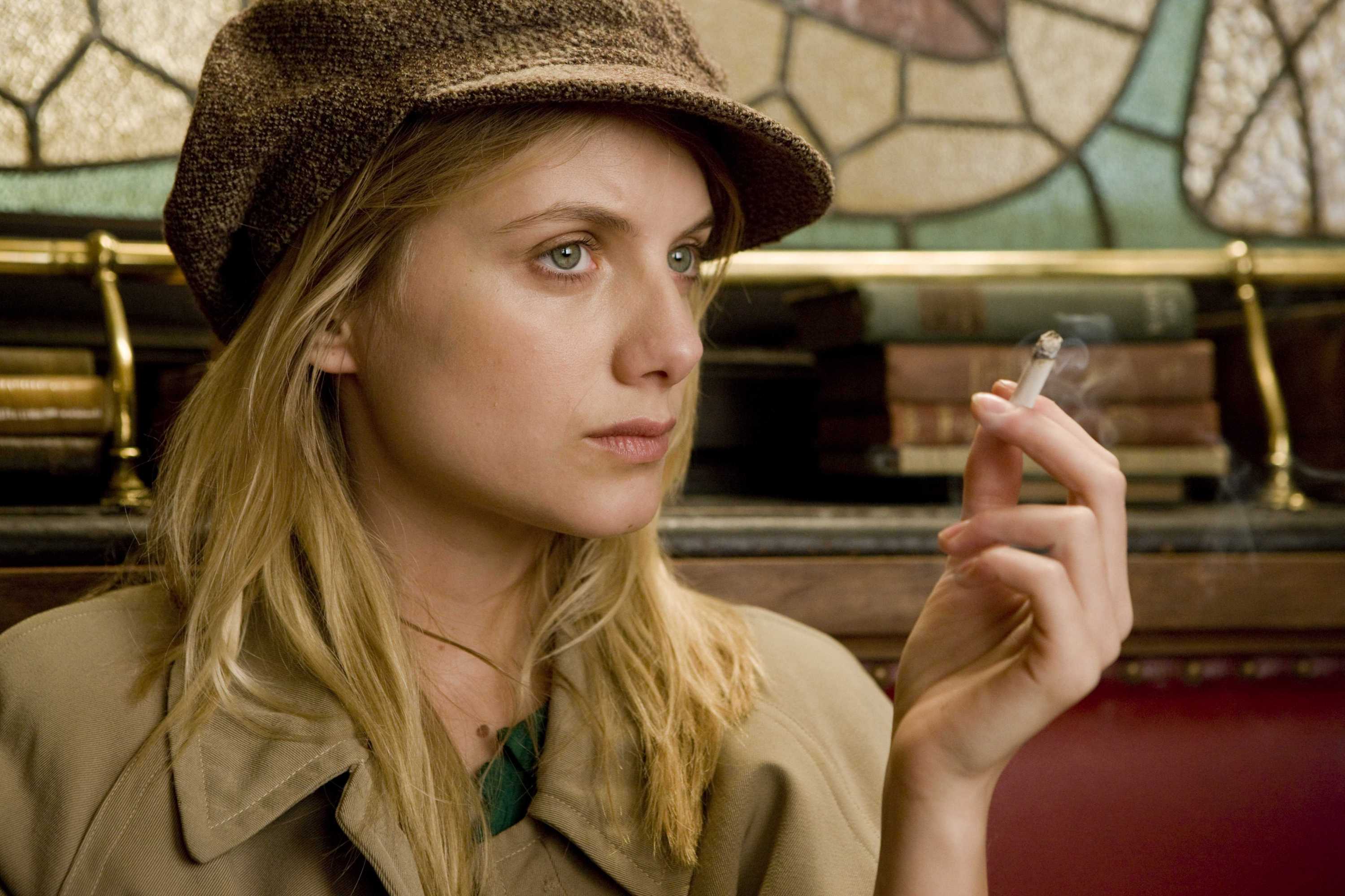 Mélanie Laurent smoking a cigarette HD Wallpaper