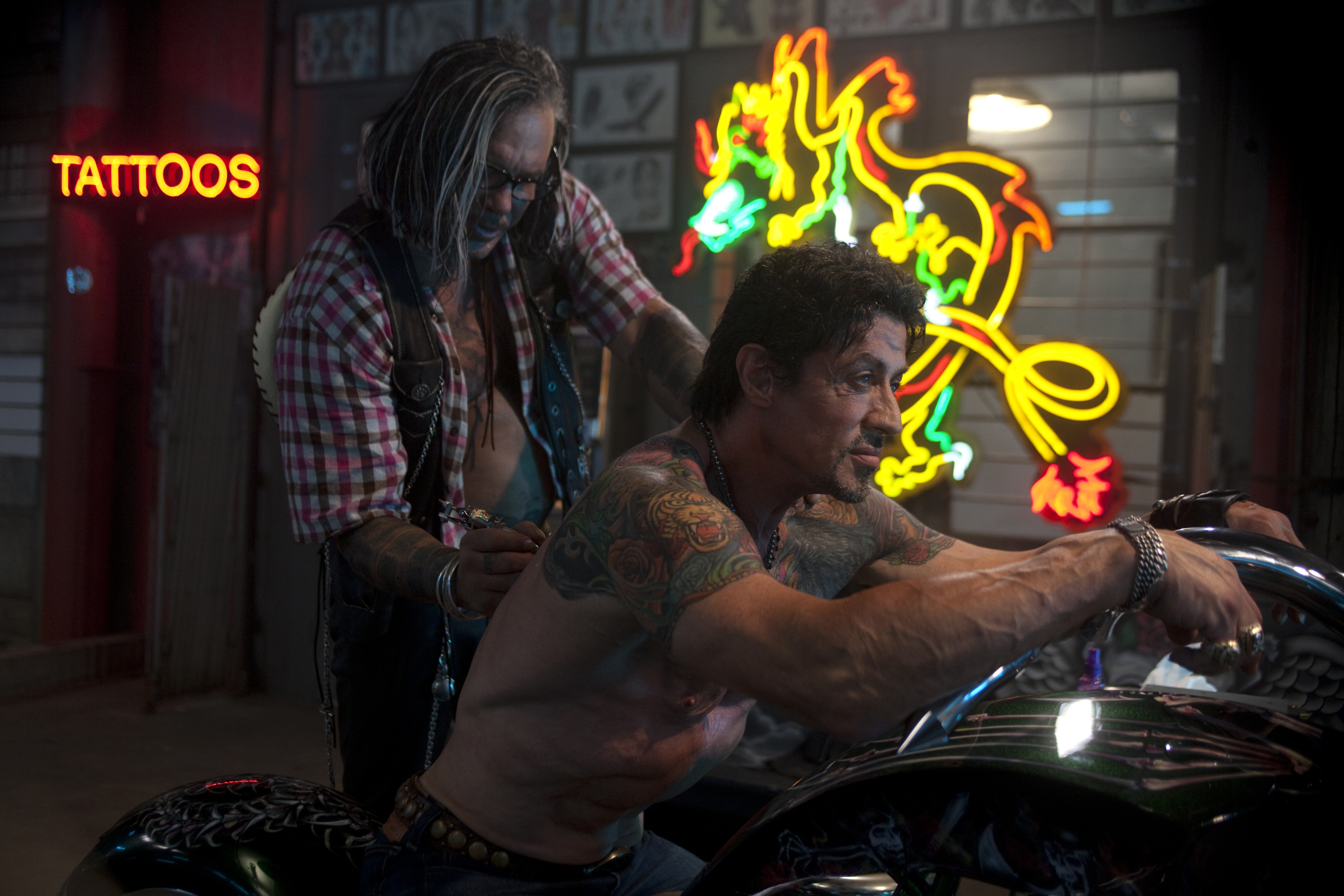 Mickey Rourke getting a tattoo HD Wallpaper