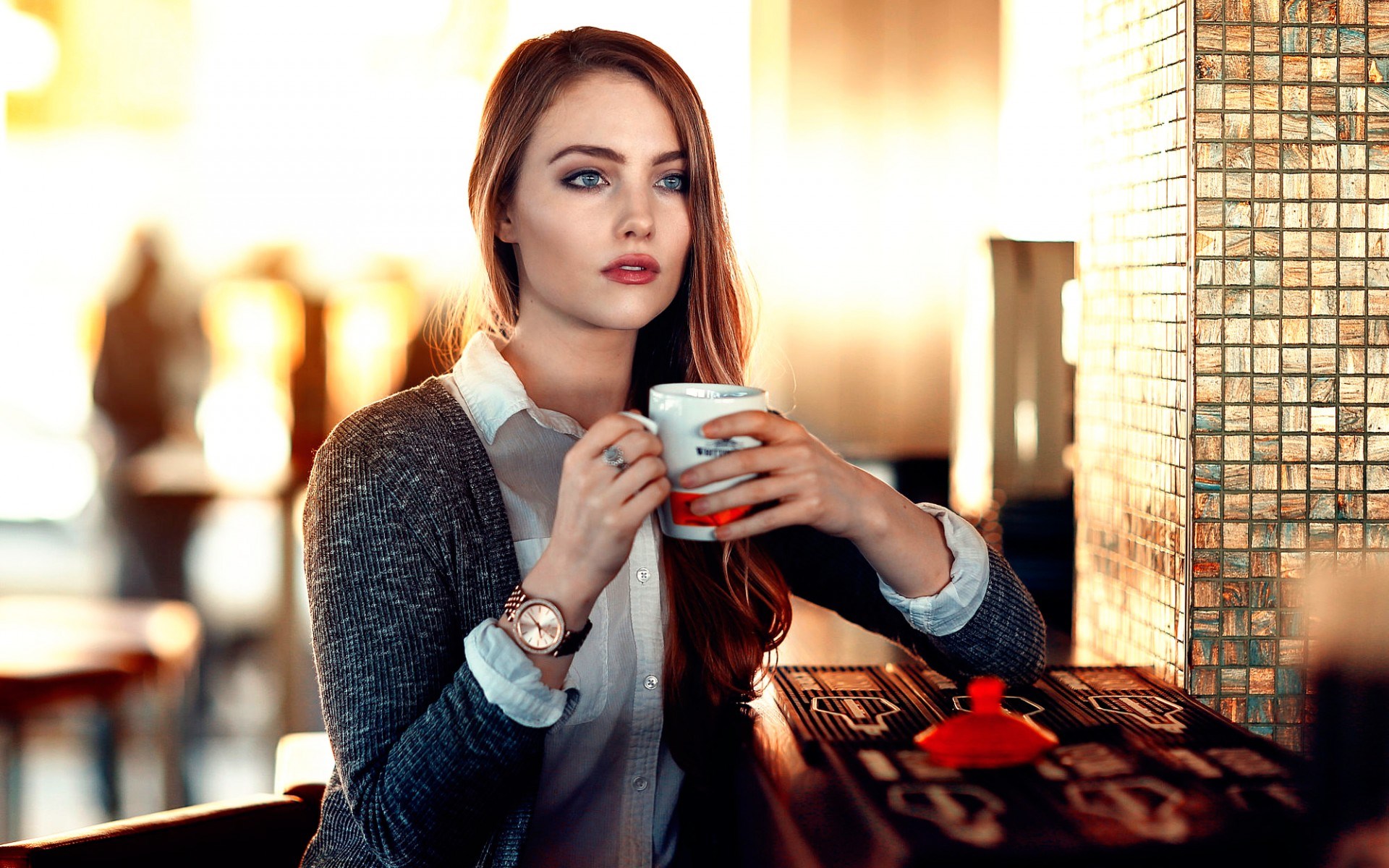Woman holding a mug in a cafe HD Wallpaper